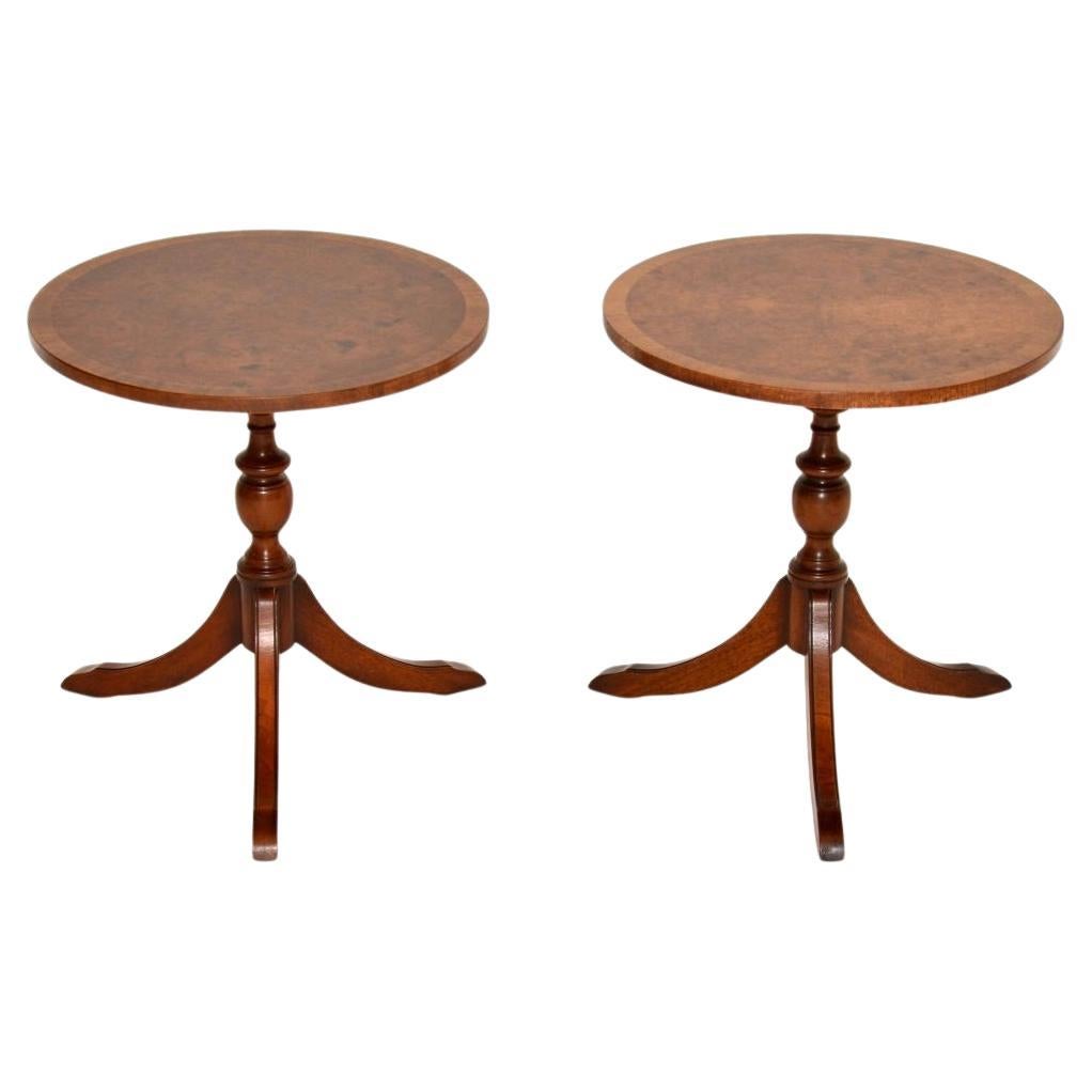 Pareja de mesas auxiliares antiguas de nogal rebabas estilo Regencia