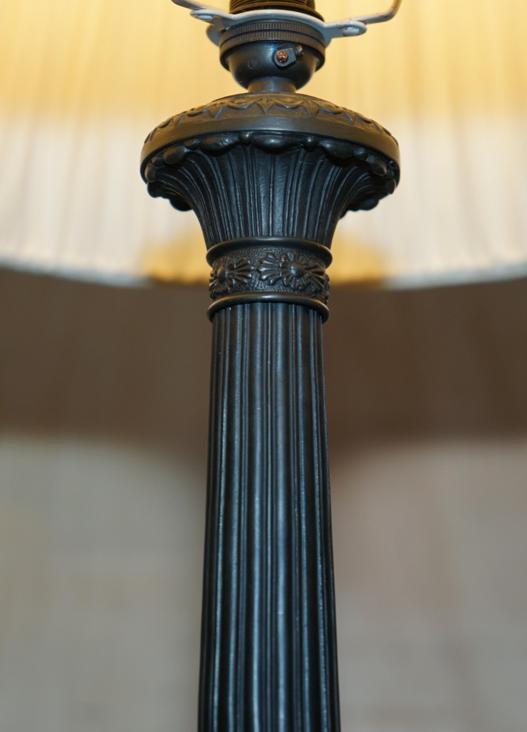 PAIR OF ANTIQUE REGENCY STYLE CORINTHIAN PILLARED BRONZE FINISH TABLE LAMPs im Angebot 4