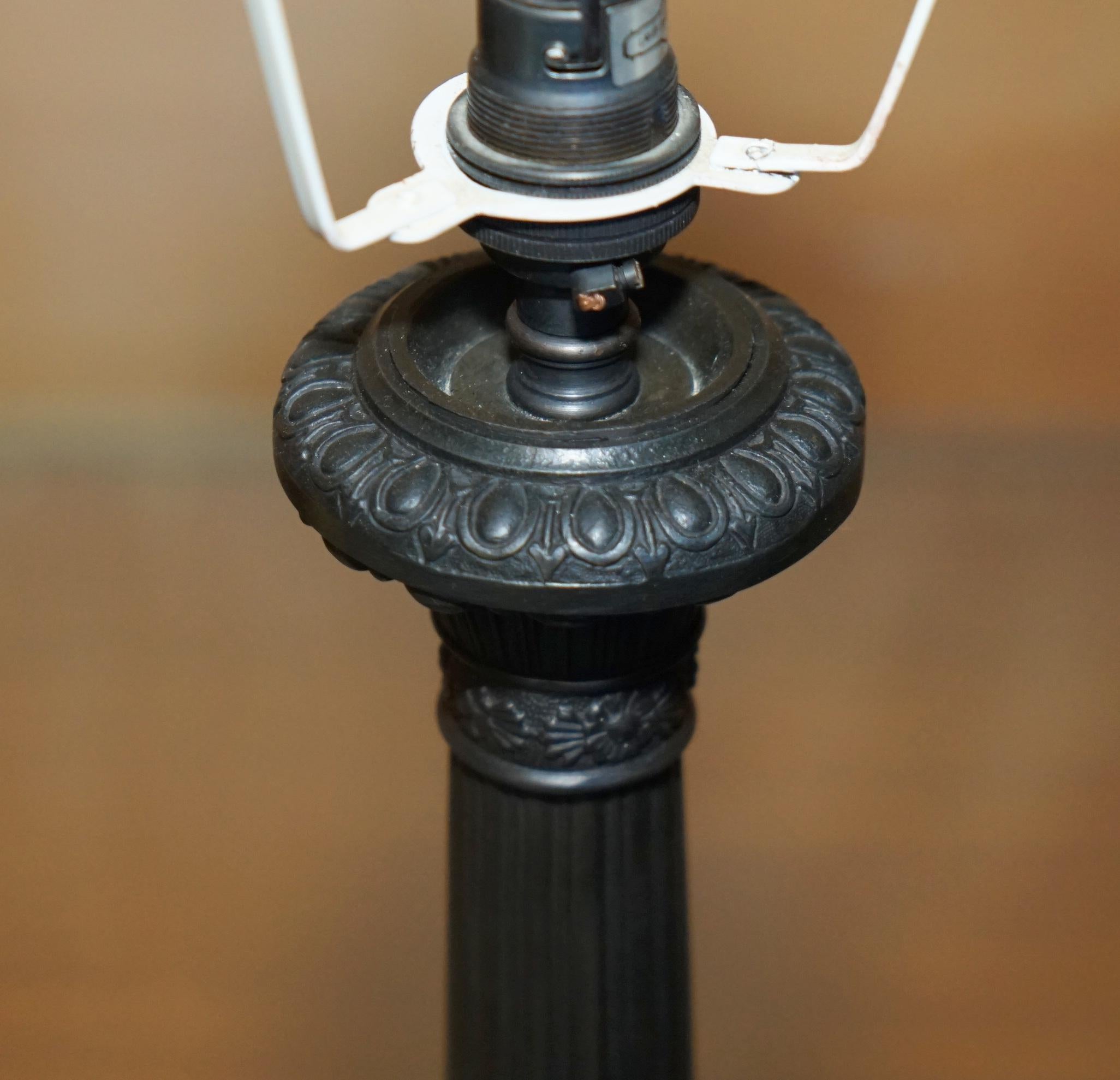 PAIR OF ANTIQUE REGENCY STYLE CORINTHIAN PILLARED BRONZE FINISH TABLE LAMPs im Angebot 6