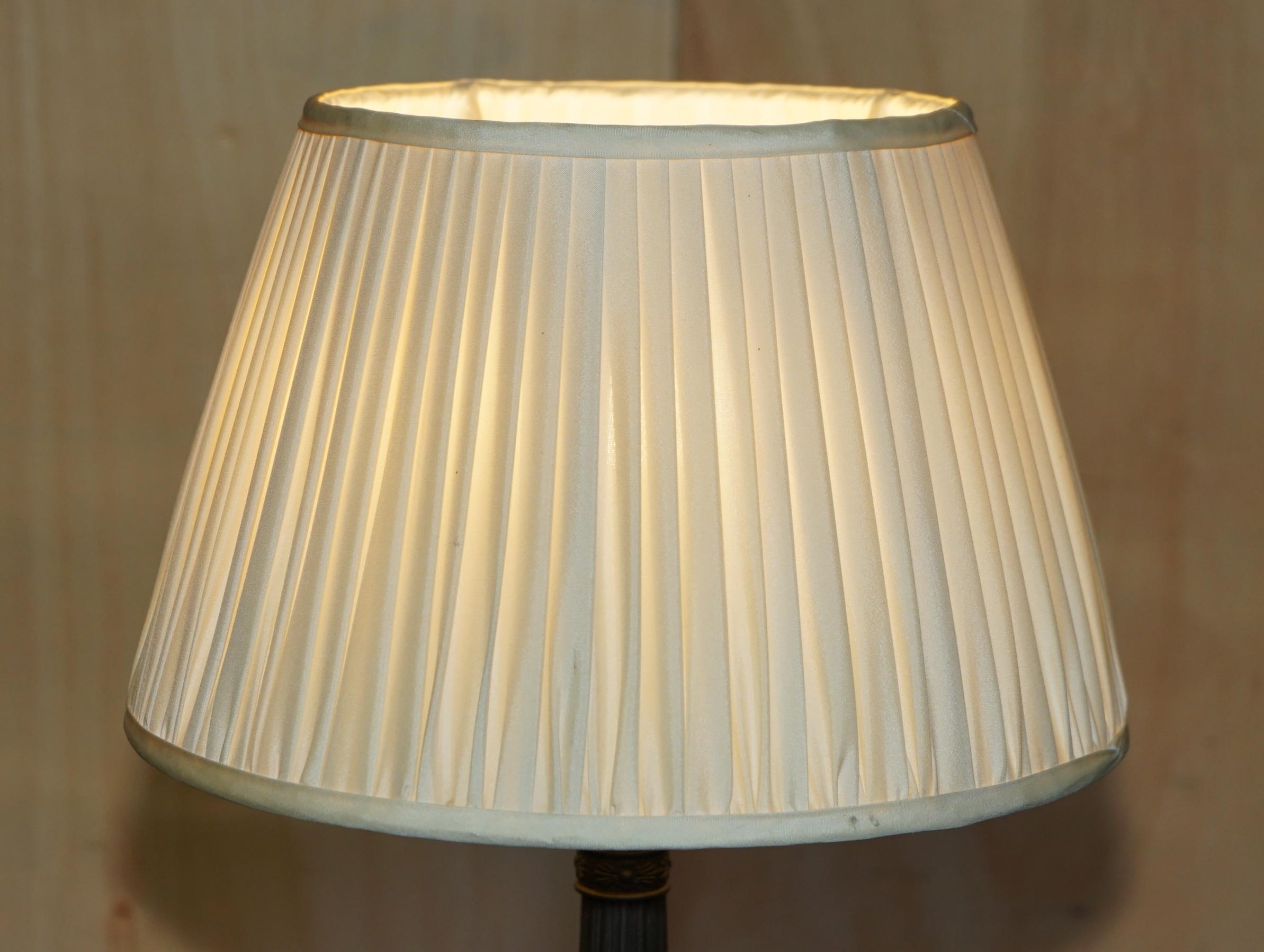 PAIR OF ANTIQUE REGENCY STYLE CORINTHIAN PILLARED BRONZE FINISH TABLE LAMPs (Regency) im Angebot