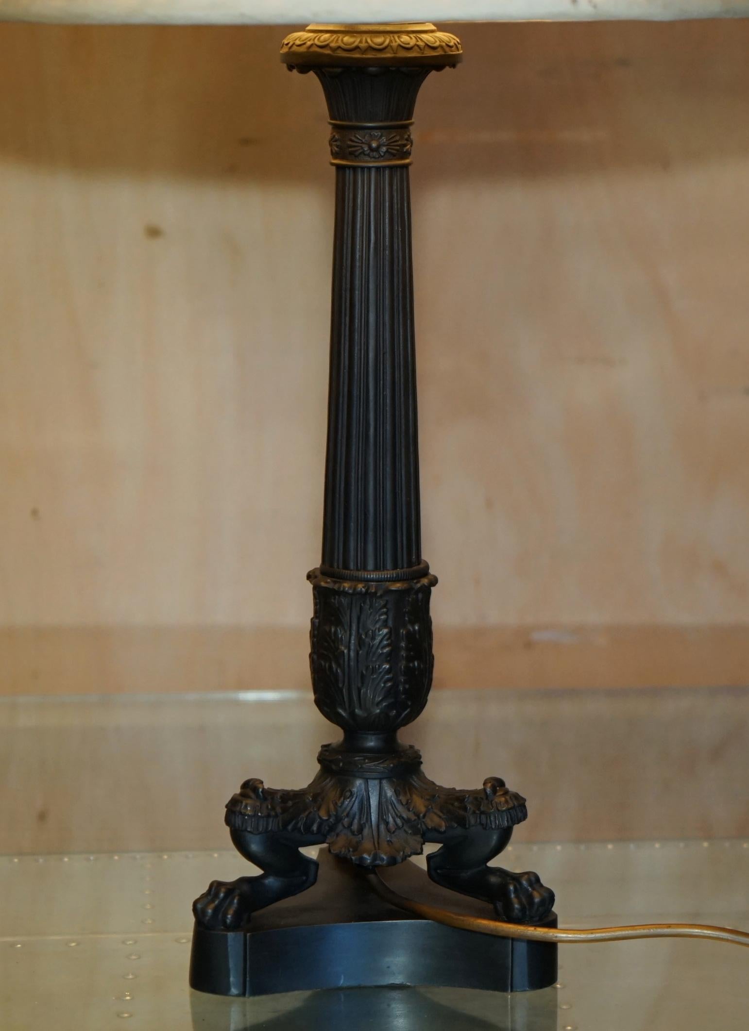 PAIR OF ANTIQUE REGENCY STYLE CORINTHIAN PILLARED BRONZE FINISH TABLE LAMPs (Französisch) im Angebot