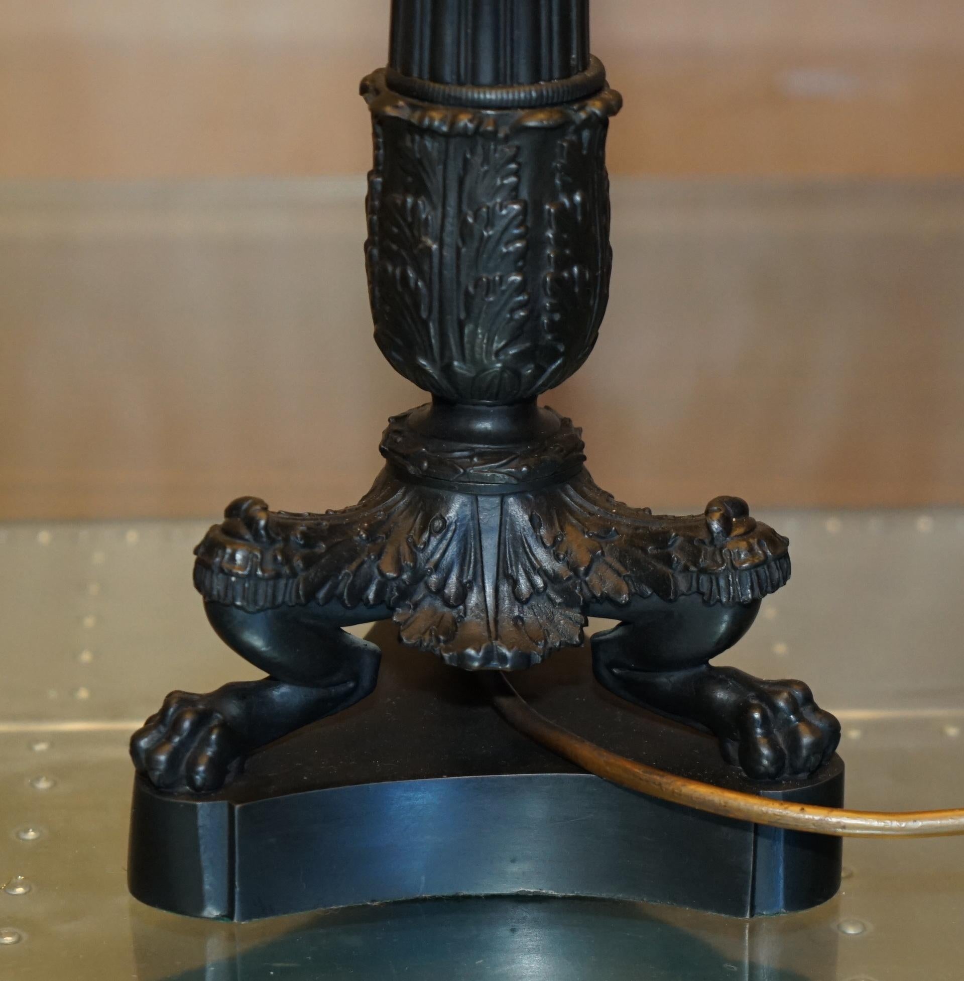 PAIR OF ANTIQUE REGENCY STYLE CORINTHIAN PILLARED BRONZE FINISH TABLE LAMPs (Handgefertigt) im Angebot