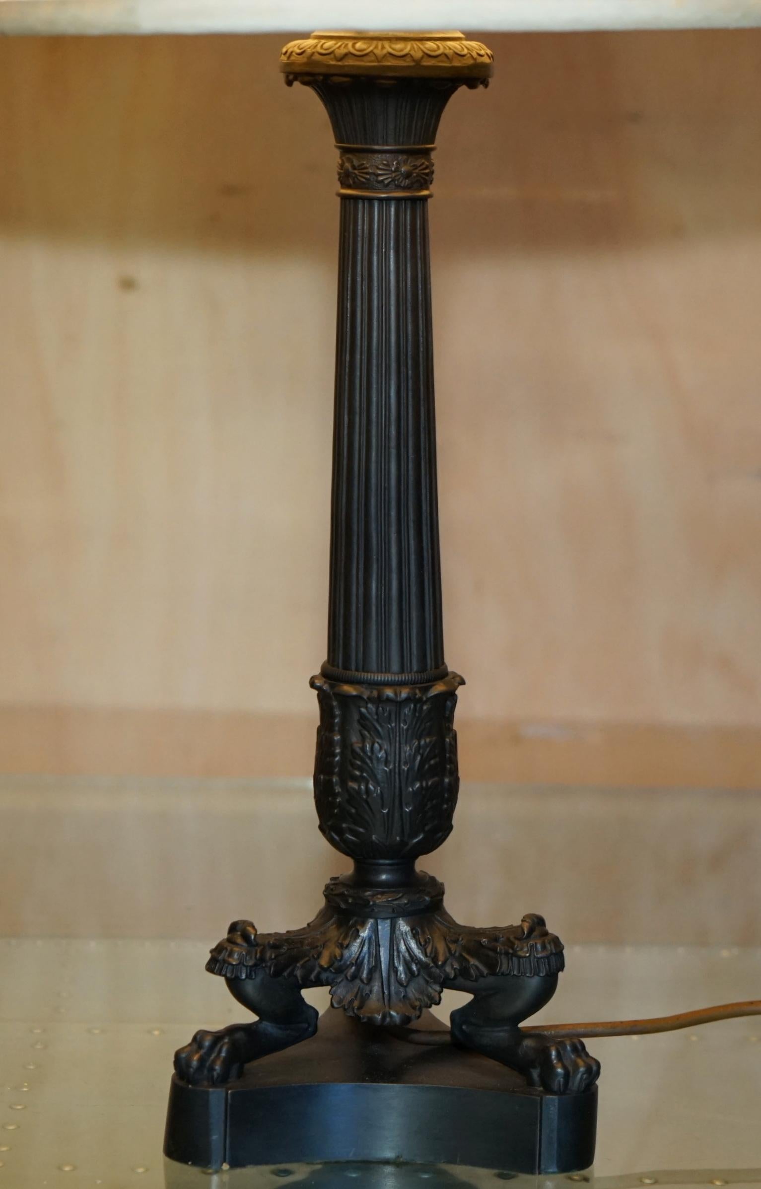 PAIR OF ANTIQUE REGENCY STYLE CORINTHIAN PILLARED BRONZE FINISH TABLE LAMPs im Zustand „Gut“ im Angebot in West Sussex, Pulborough