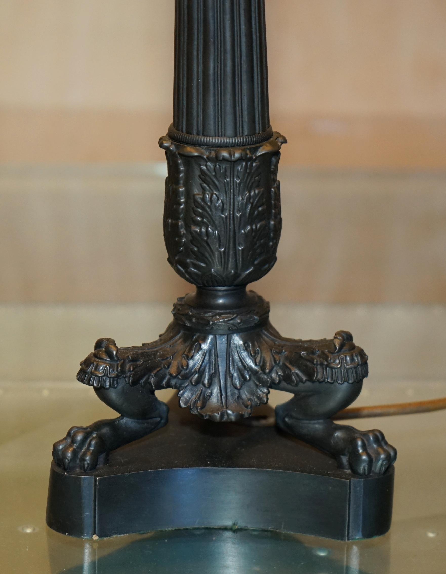 PAIR OF ANTIQUE REGENCY STYLE CORINTHIAN PILLARED BRONZE FINISH TABLE LAMPs (Spätes 19. Jahrhundert) im Angebot