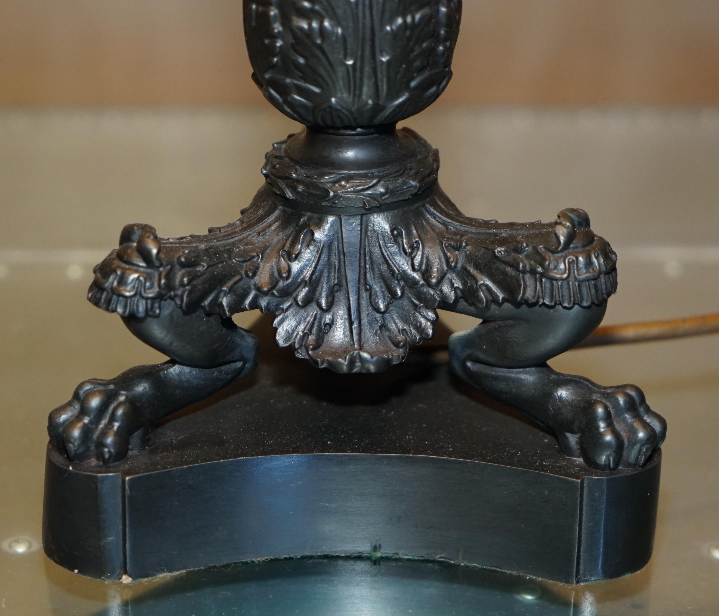 PAIR OF ANTIQUE REGENCY STYLE CORINTHIAN PILLARED BRONZE FINISH TABLE LAMPs (Bronze) im Angebot