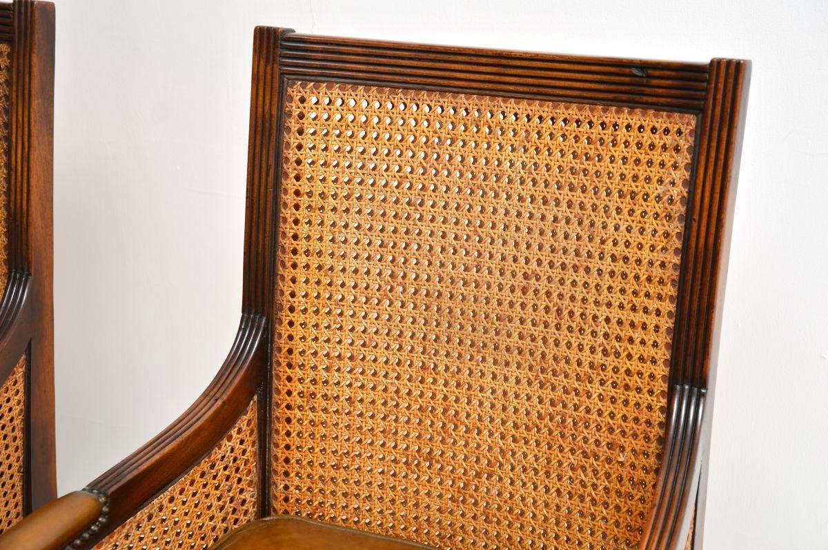 Pareja de Sillones Antiguos con Respaldo de Caña de Cuero Estilo Regencia en venta 6