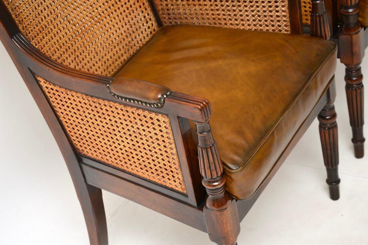 Pareja de Sillones Antiguos con Respaldo de Caña de Cuero Estilo Regencia en venta 7