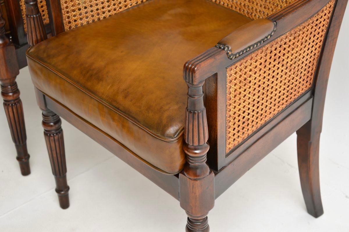 Pareja de Sillones Antiguos con Respaldo de Caña de Cuero Estilo Regencia en venta 8