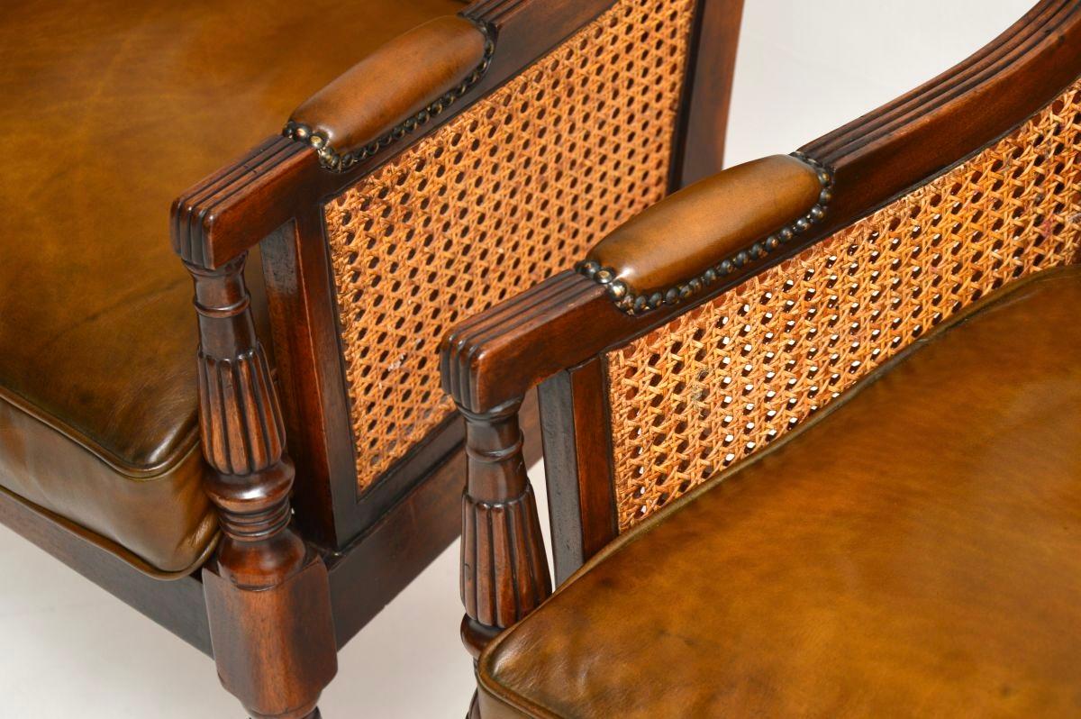 Pareja de Sillones Antiguos con Respaldo de Caña de Cuero Estilo Regencia en venta 9