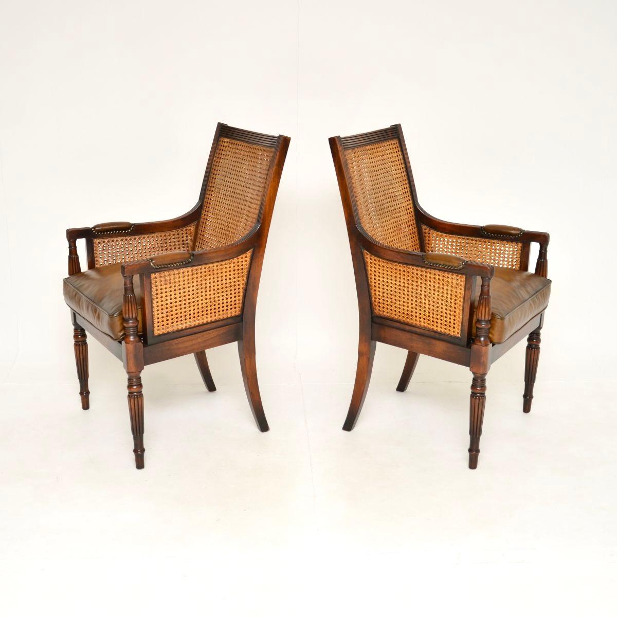 Pareja de Sillones Antiguos con Respaldo de Caña de Cuero Estilo Regencia Británico en venta