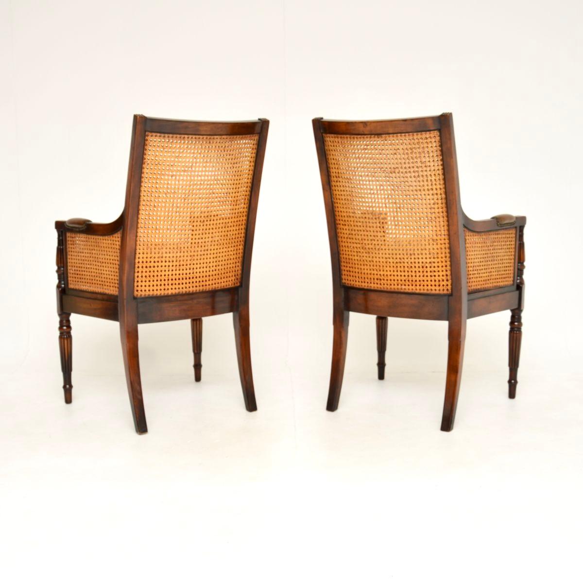 Pareja de Sillones Antiguos con Respaldo de Caña de Cuero Estilo Regencia en Bueno estado para la venta en London, GB