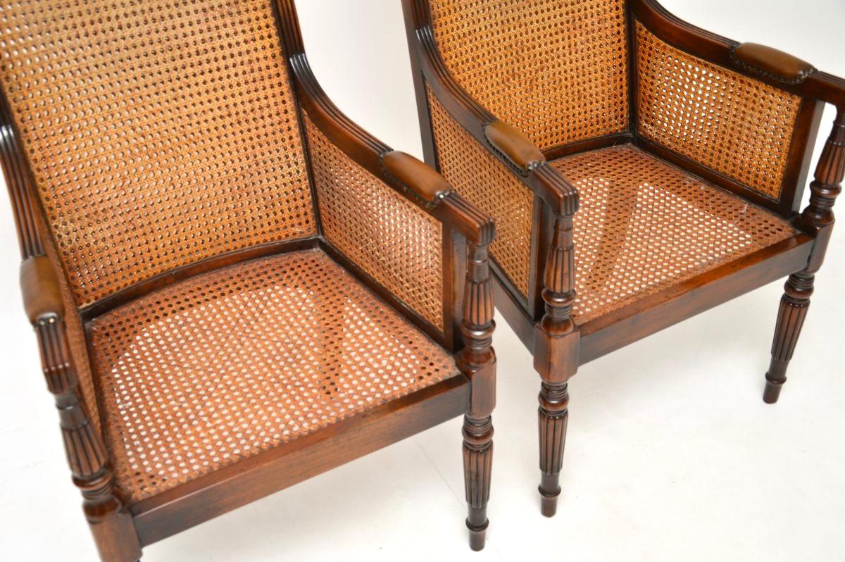 Pareja de Sillones Antiguos con Respaldo de Caña de Cuero Estilo Regencia en venta 4