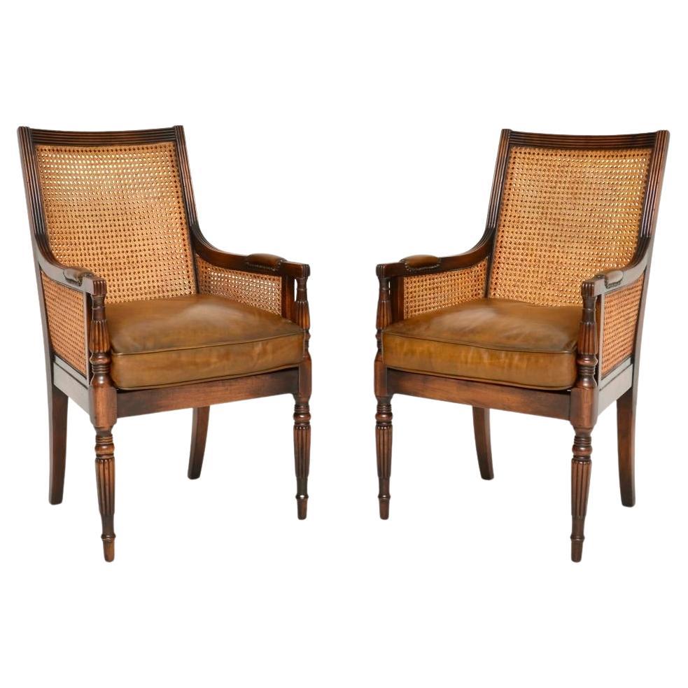 Paire de fauteuils anciens en cuir à dossier canné de style Régence