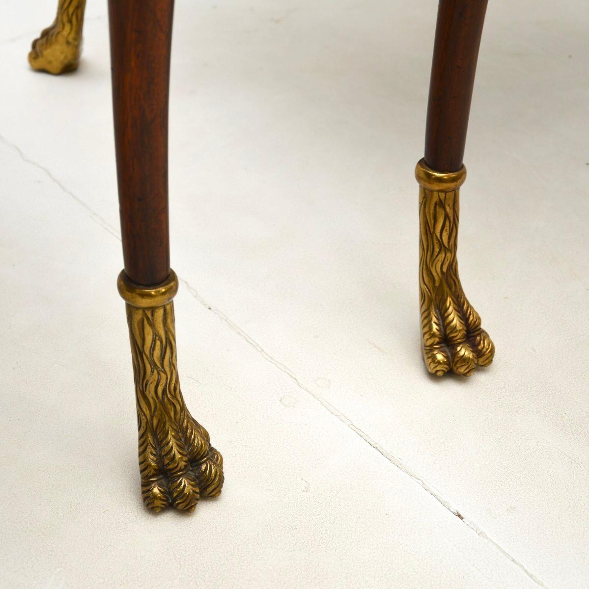 Paire de tables d'appoint anciennes de style Régence avec plateau en cuir en vente 3