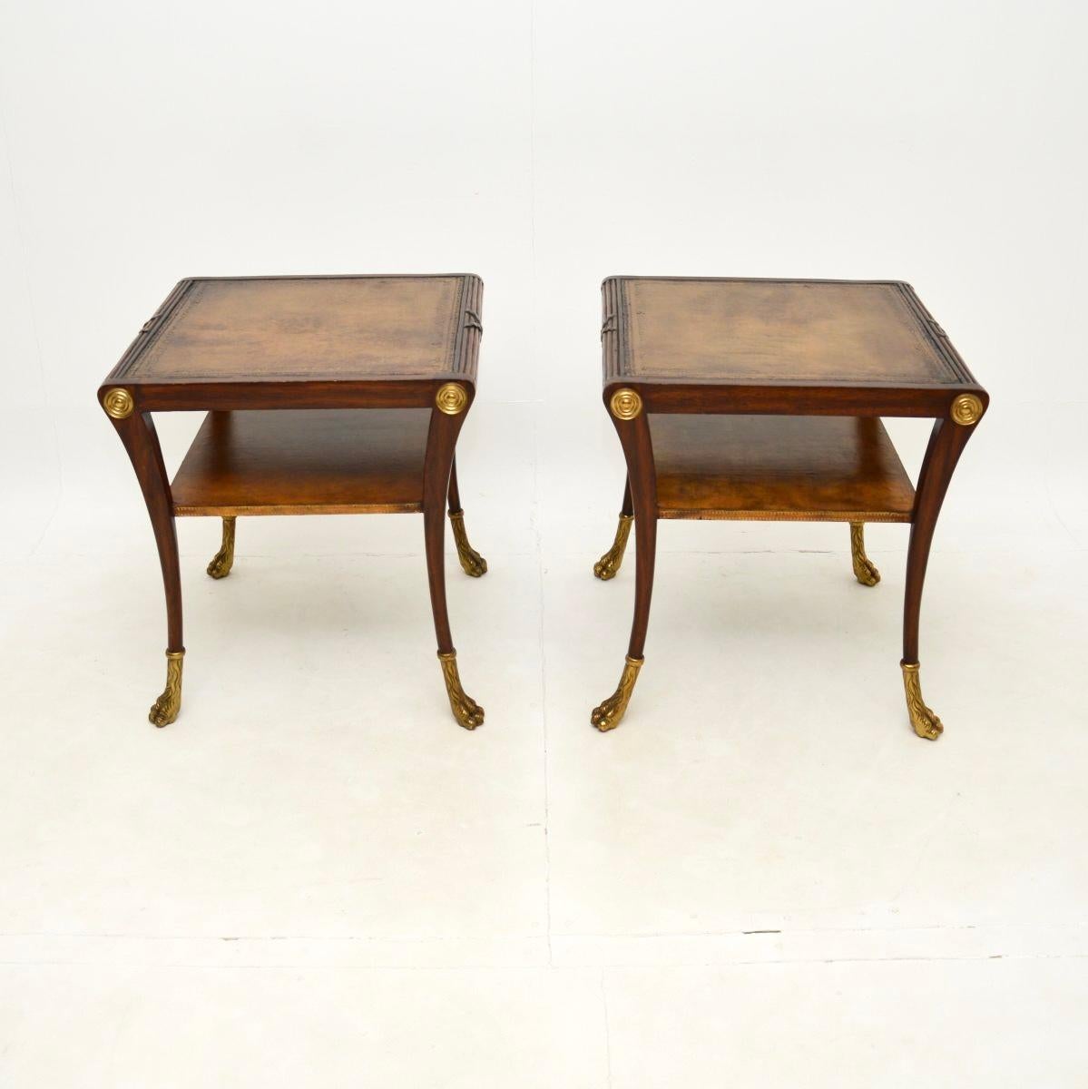 Une impressionnante paire de tables d'appoint en cuir de style Regency. Fabriqués en Angleterre, ils datent des années 1960.

La qualité est exceptionnelle, ils sont de grande taille et présentent de nombreuses caractéristiques intéressantes. Les