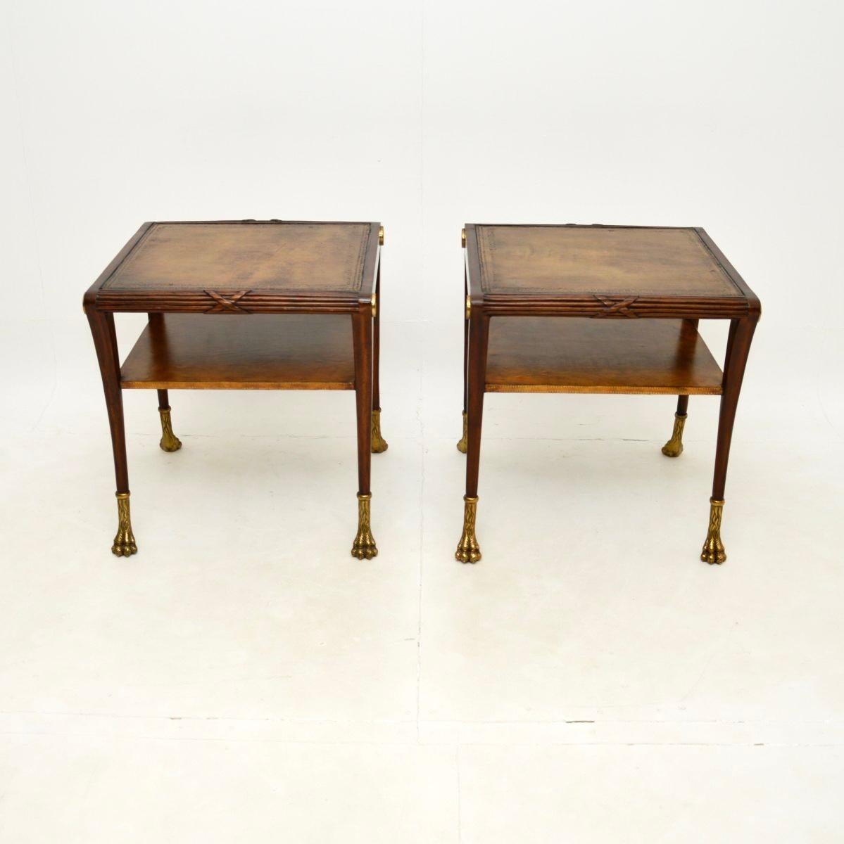 Regency Paire de tables d'appoint anciennes de style Régence avec plateau en cuir en vente