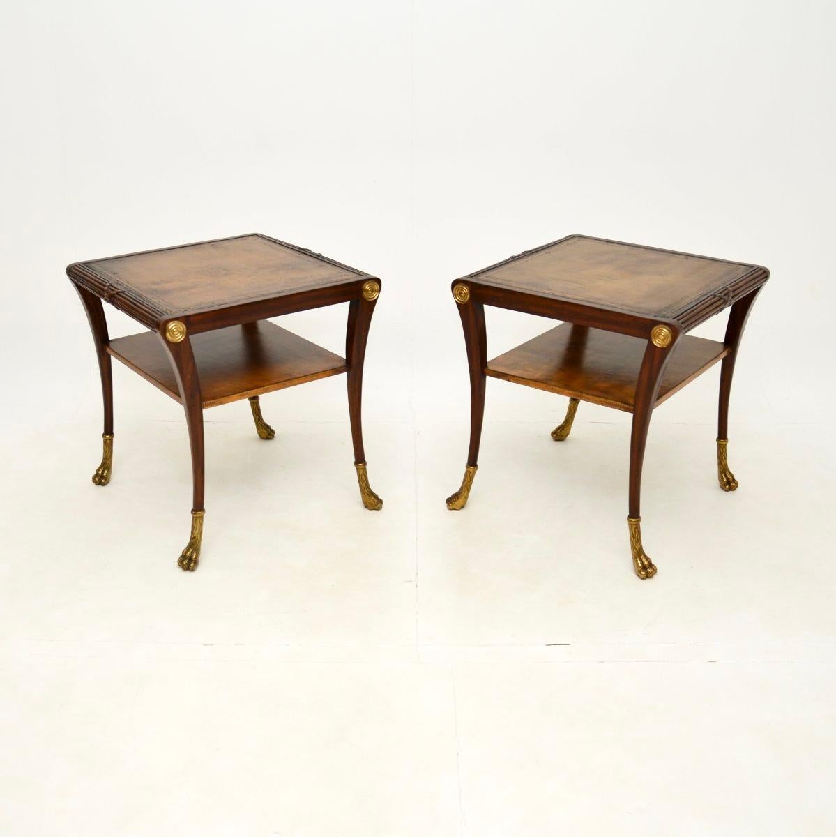 Britannique Paire de tables d'appoint anciennes de style Régence avec plateau en cuir en vente