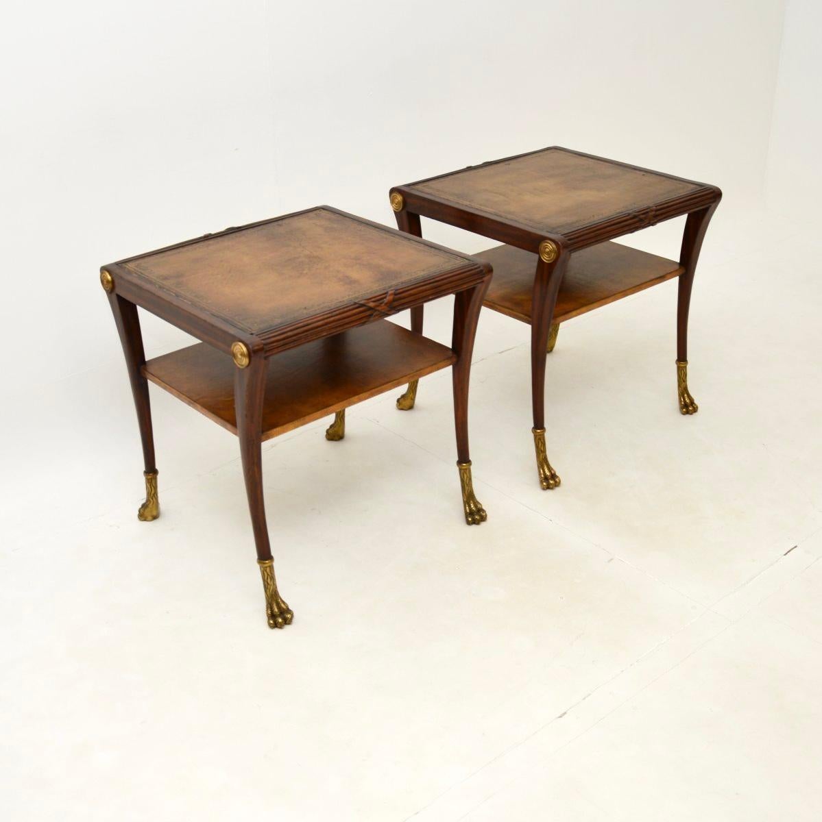 Paire de tables d'appoint anciennes de style Régence avec plateau en cuir Bon état - En vente à London, GB
