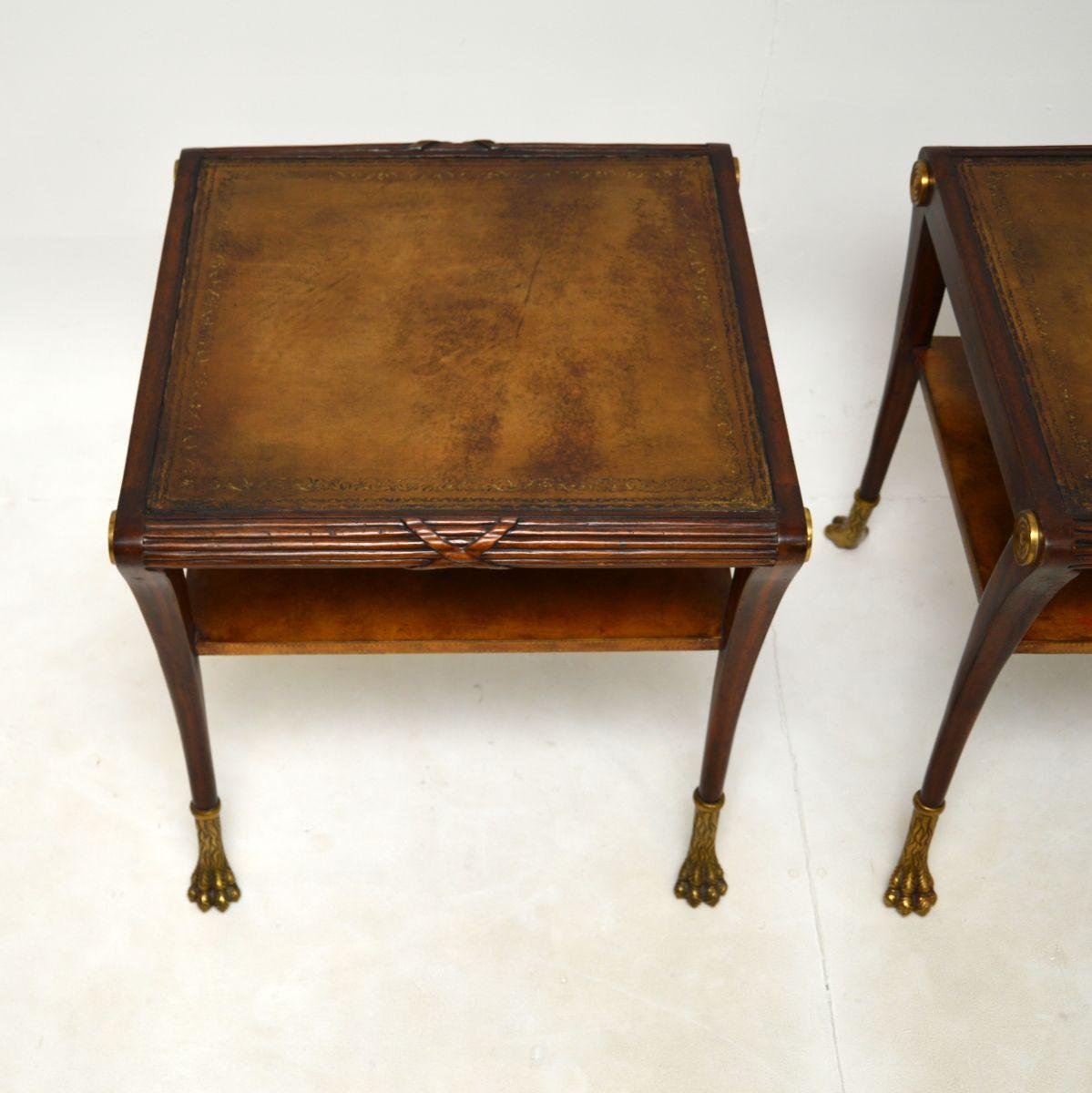 Milieu du XXe siècle Paire de tables d'appoint anciennes de style Régence avec plateau en cuir en vente