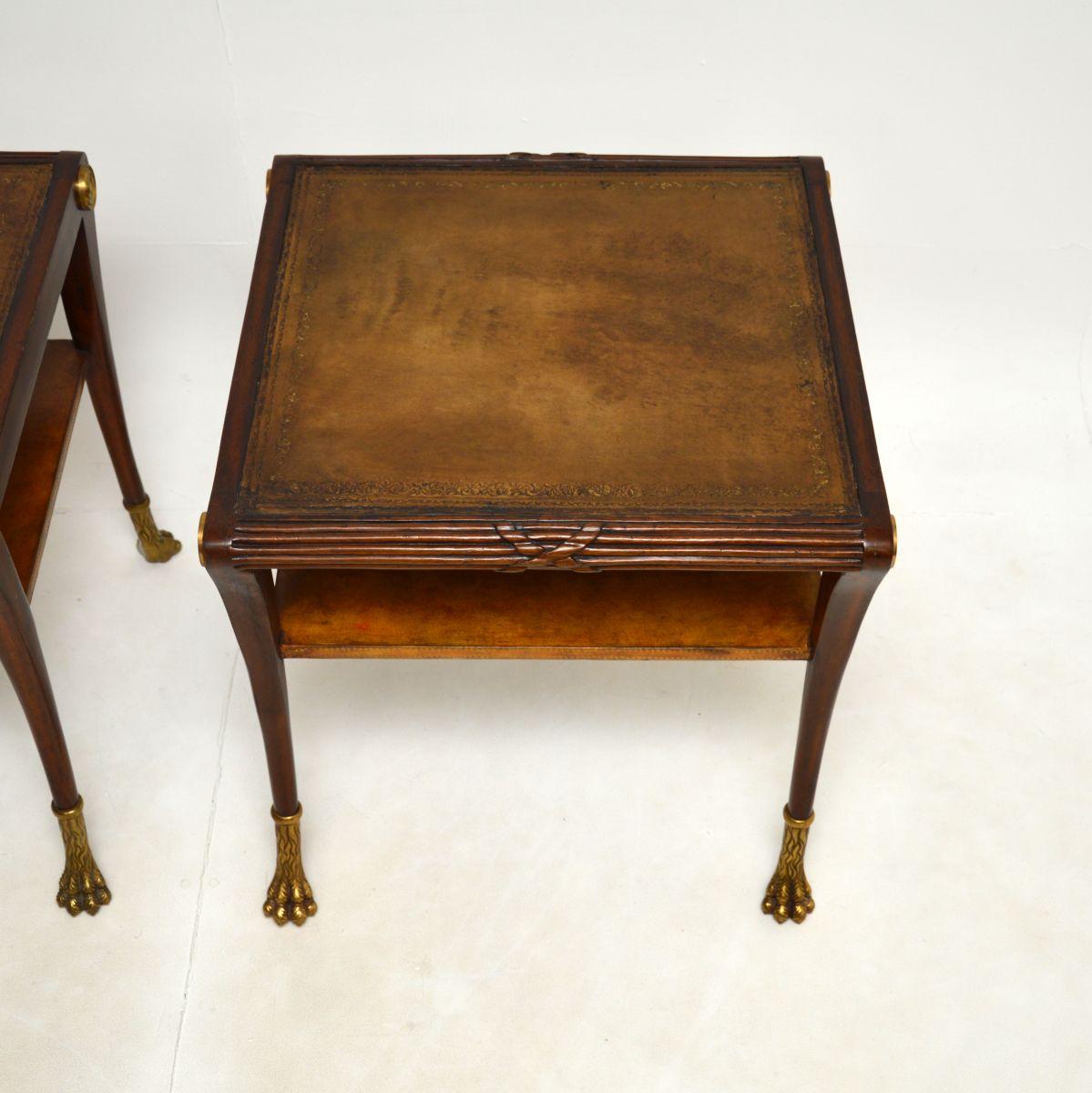 Cuir Paire de tables d'appoint anciennes de style Régence avec plateau en cuir en vente