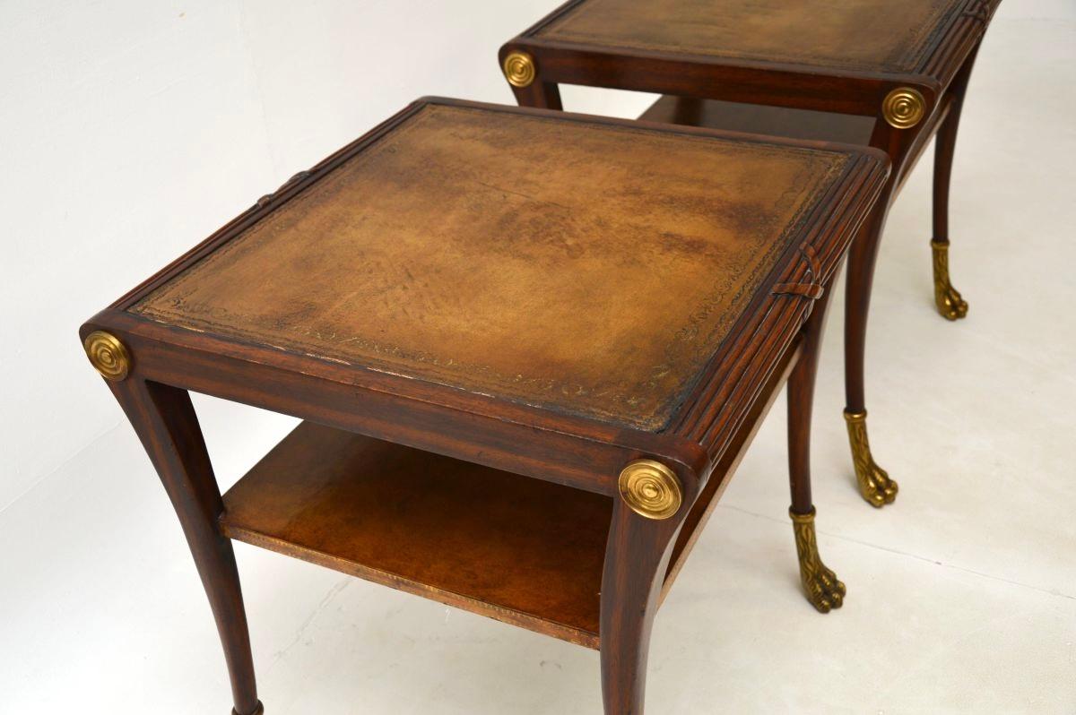 Paire de tables d'appoint anciennes de style Régence avec plateau en cuir en vente 1