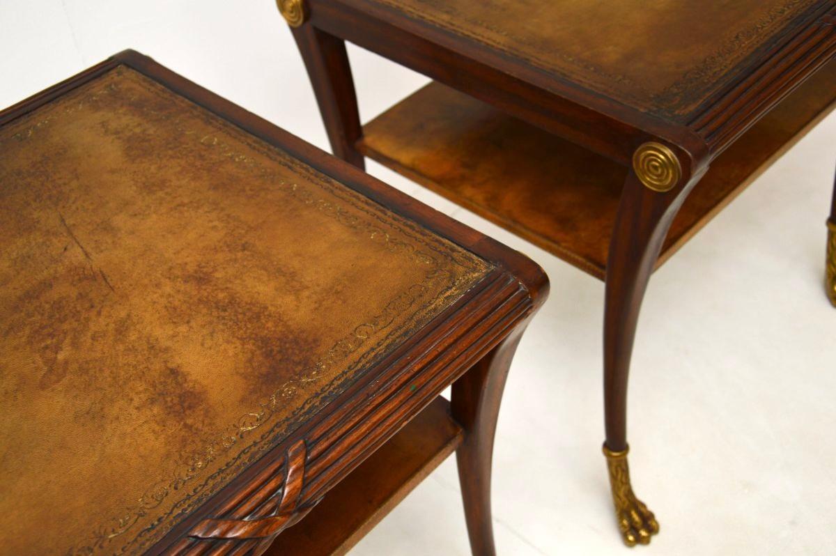 Paire de tables d'appoint anciennes de style Régence avec plateau en cuir en vente 2
