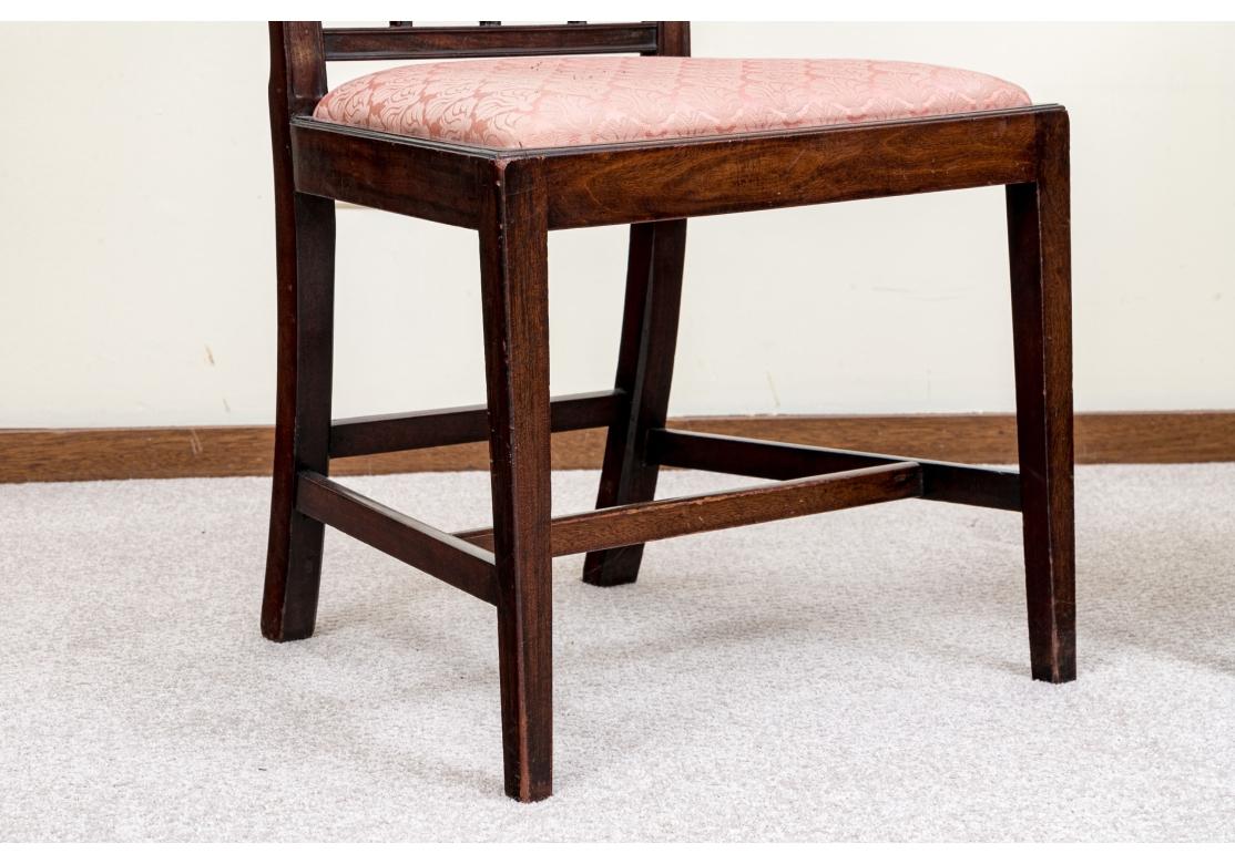 Une belle paire de chaises d'appoint anciennes avec des dossiers décoratifs sculptés, une construction en blocs d'angle et un châssis transversal, et une belle forme de transition. Les sièges sont amovibles et recouverts d'un tissu de type damassé