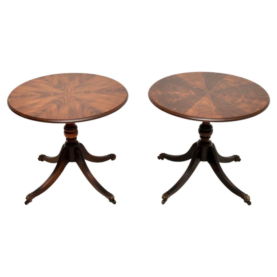 Paire de tables d'appoint anciennes de style Régence