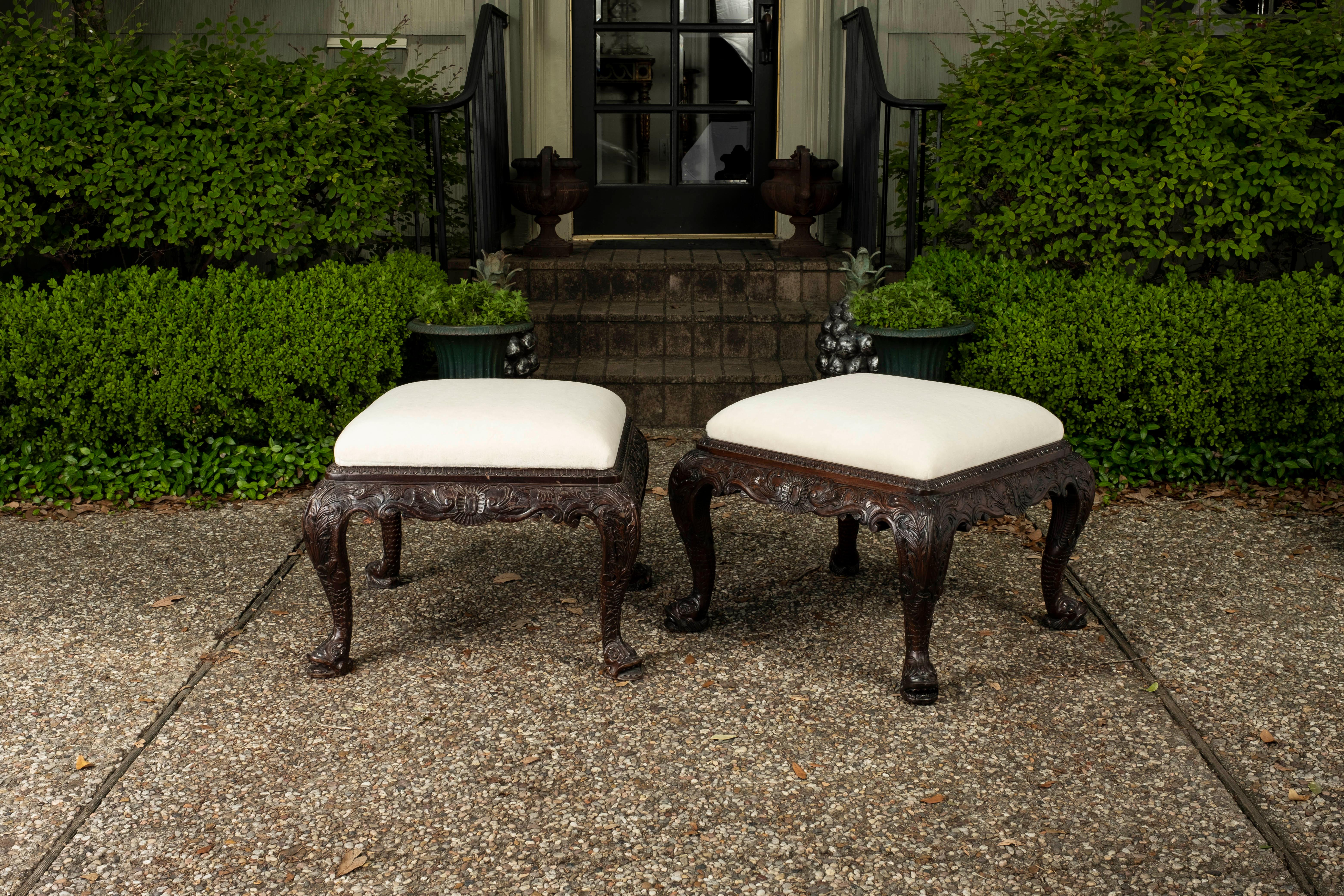 Britannique Paire d'ottomans ou de bancs anciens en noyer de style Regency en vente