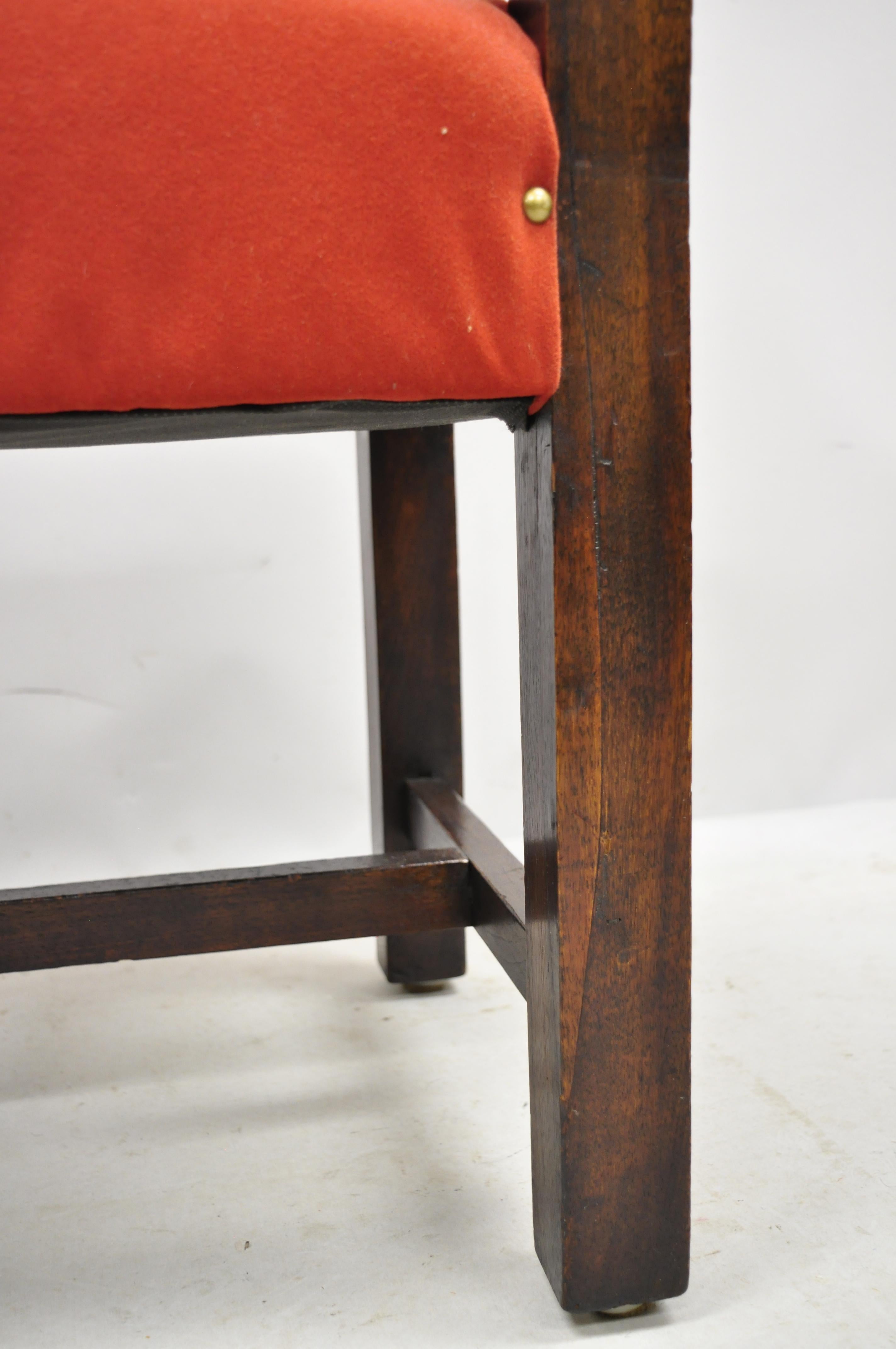 Tissu Paire d'anciennes chaises d'appoint à tête de lion en noyer sculpté de style néo-renaissance en vente