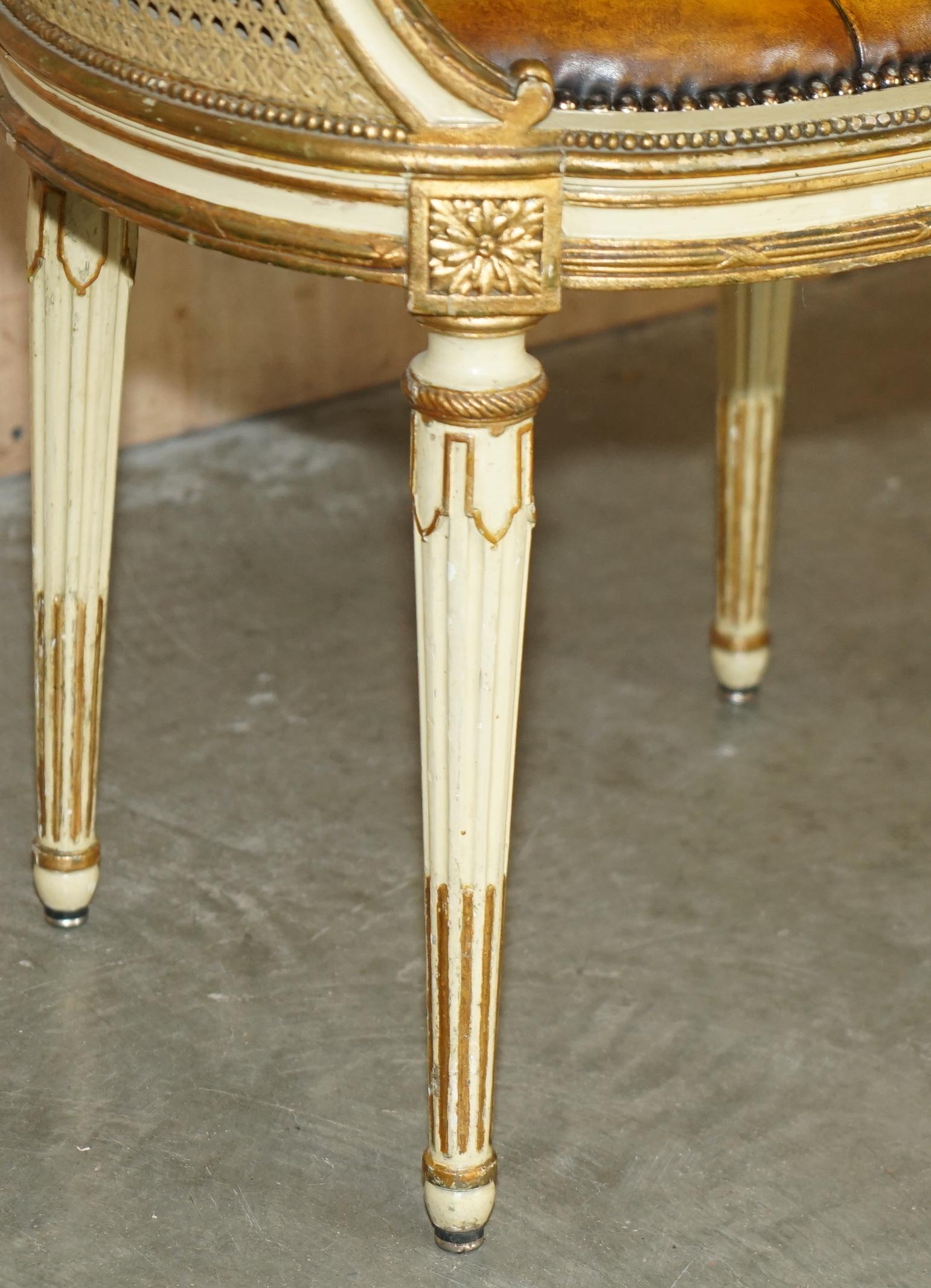 COPPIA DI POLTRONE Chesterfield RESTAURATE IN PELLE FRANCA CIR 1880 BERGERE in vendita 2