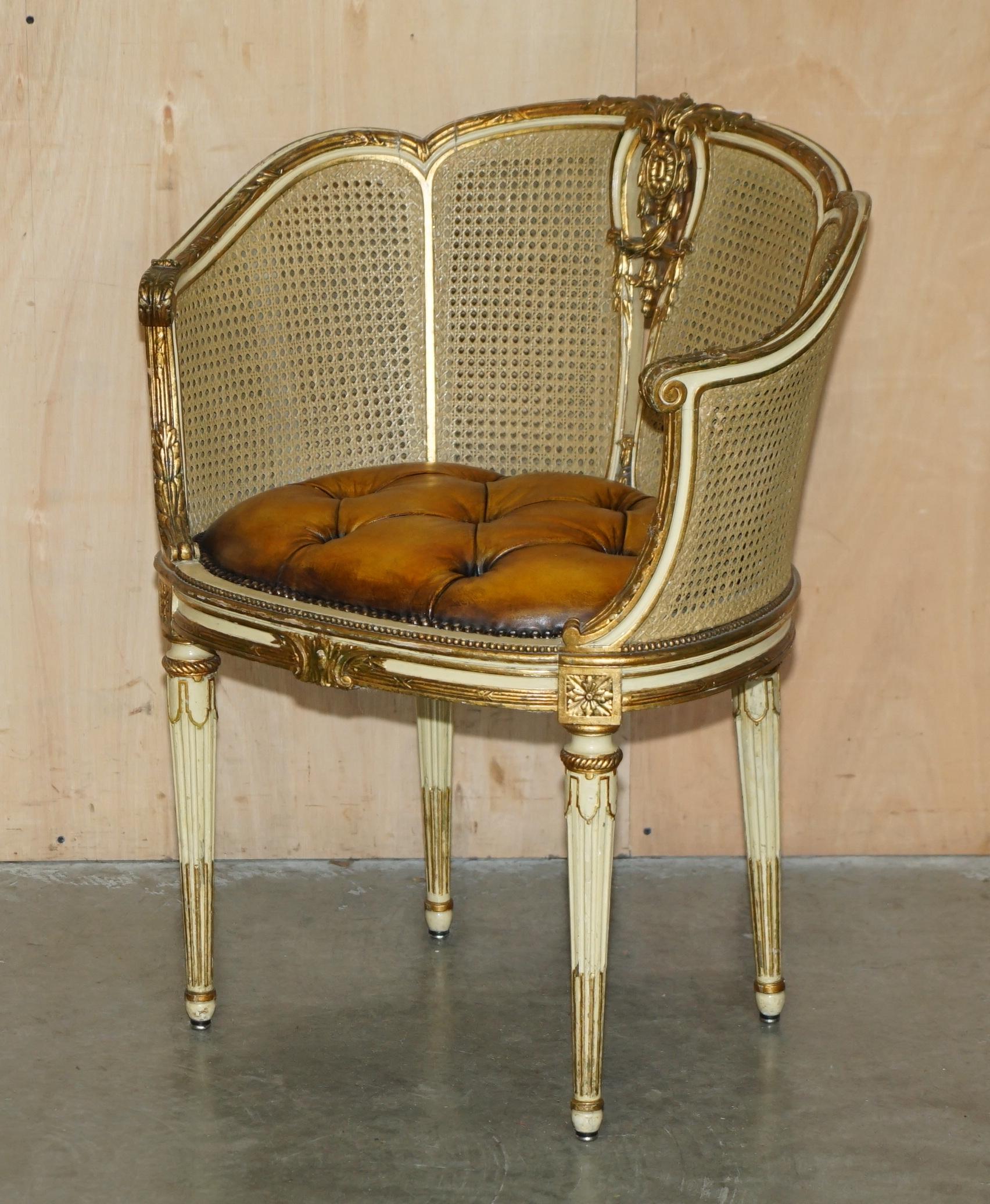COPPIA DI POLTRONE Chesterfield RESTAURATE IN PELLE FRANCA CIR 1880 BERGERE in vendita 5