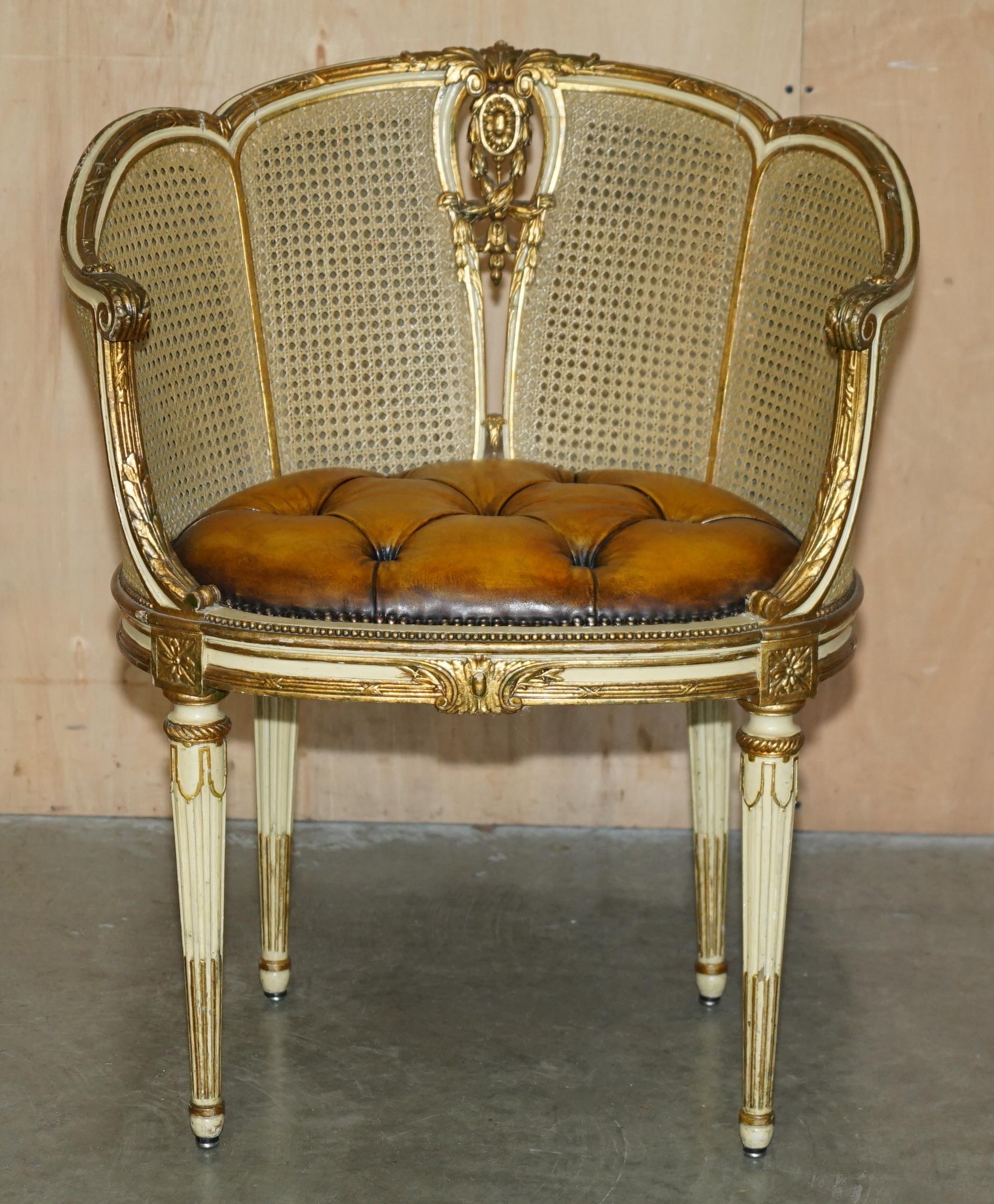 COPPIA DI POLTRONE Chesterfield RESTAURATE IN PELLE FRANCA CIR 1880 BERGERE in vendita 6
