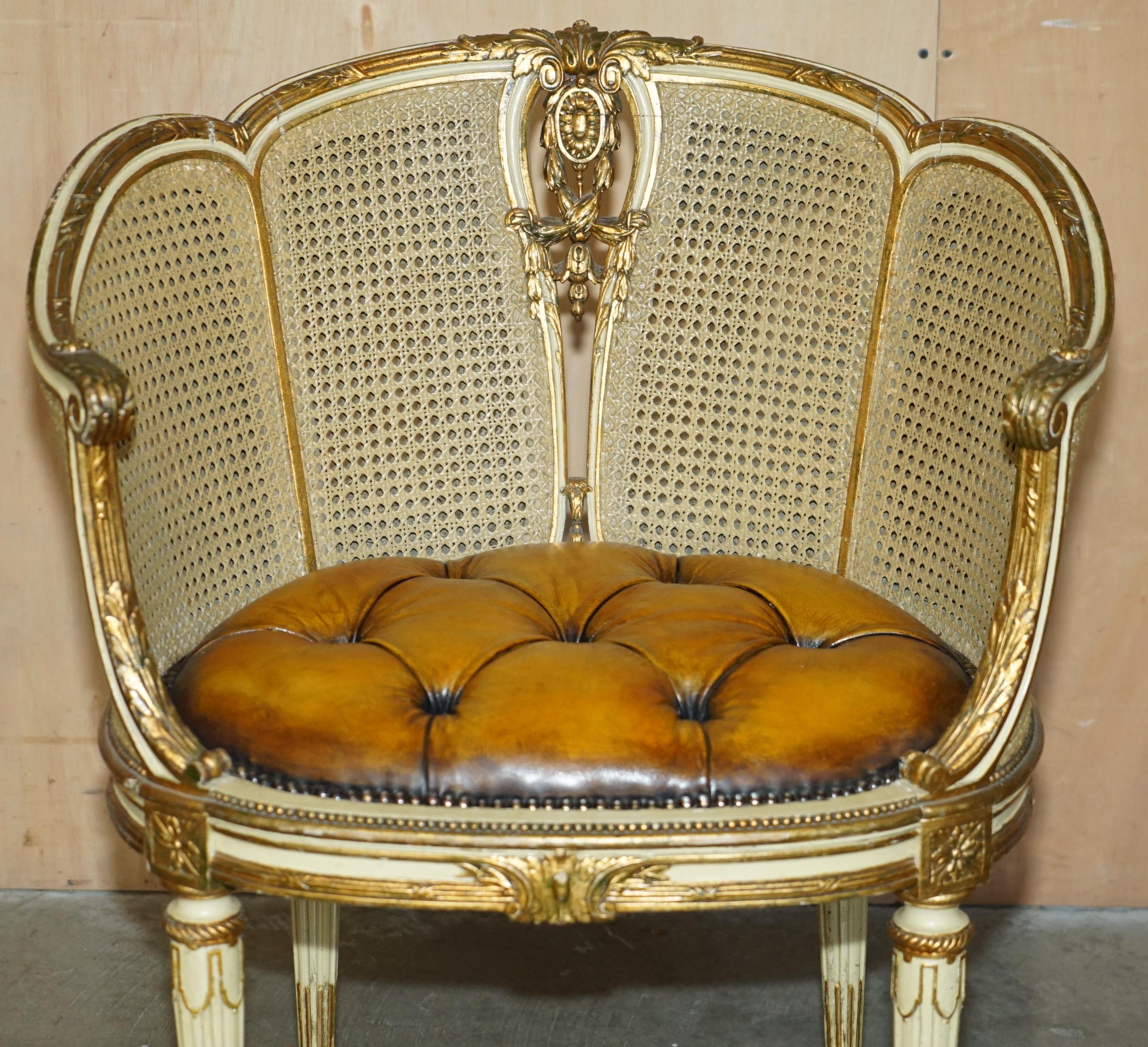 COPPIA DI POLTRONE Chesterfield RESTAURATE IN PELLE FRANCA CIR 1880 BERGERE in vendita 7