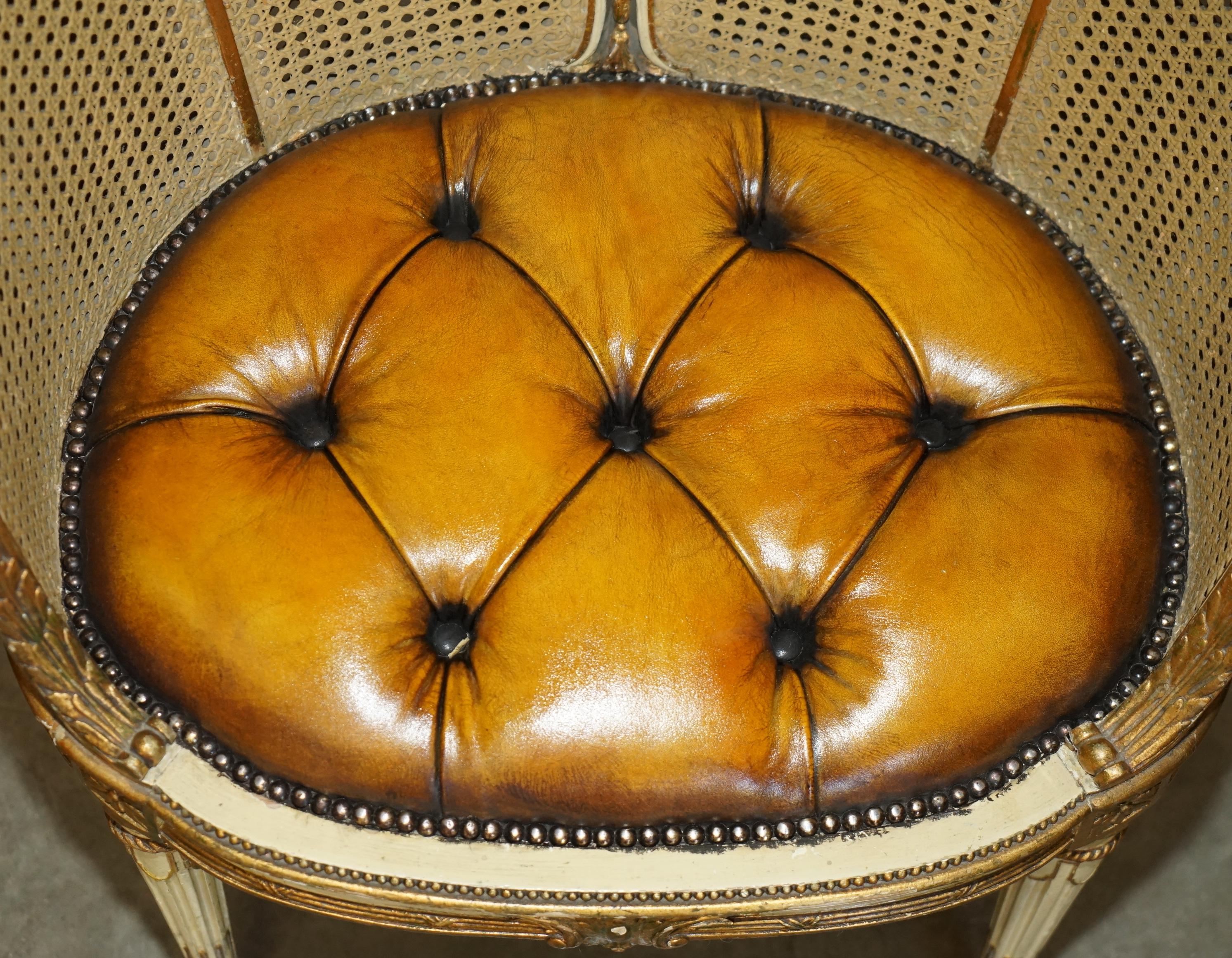 COPPIA DI POLTRONE Chesterfield RESTAURATE IN PELLE FRANCA CIR 1880 BERGERE in vendita 9