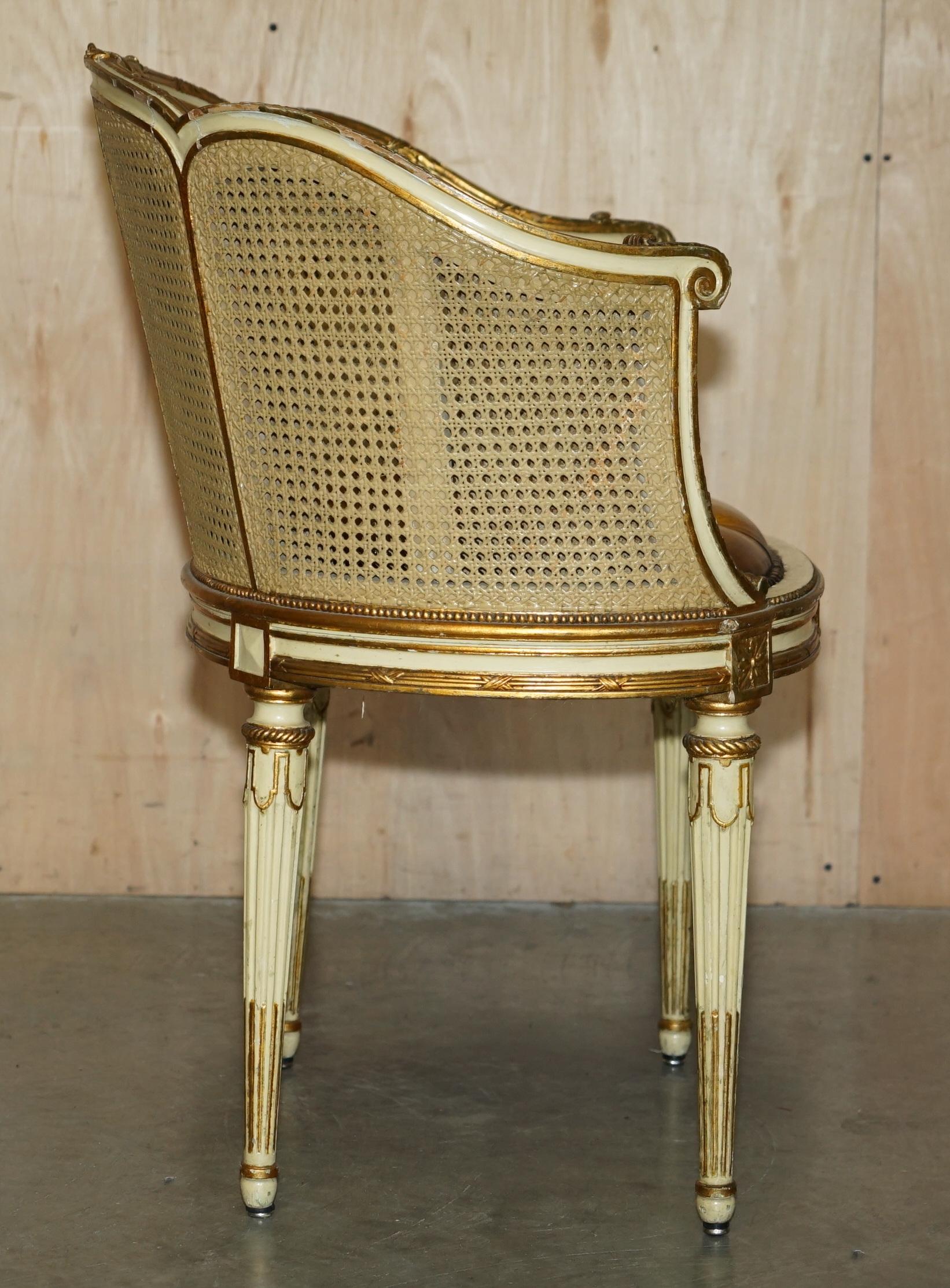 COPPIA DI POLTRONE Chesterfield RESTAURATE IN PELLE FRANCA CIR 1880 BERGERE in vendita 11