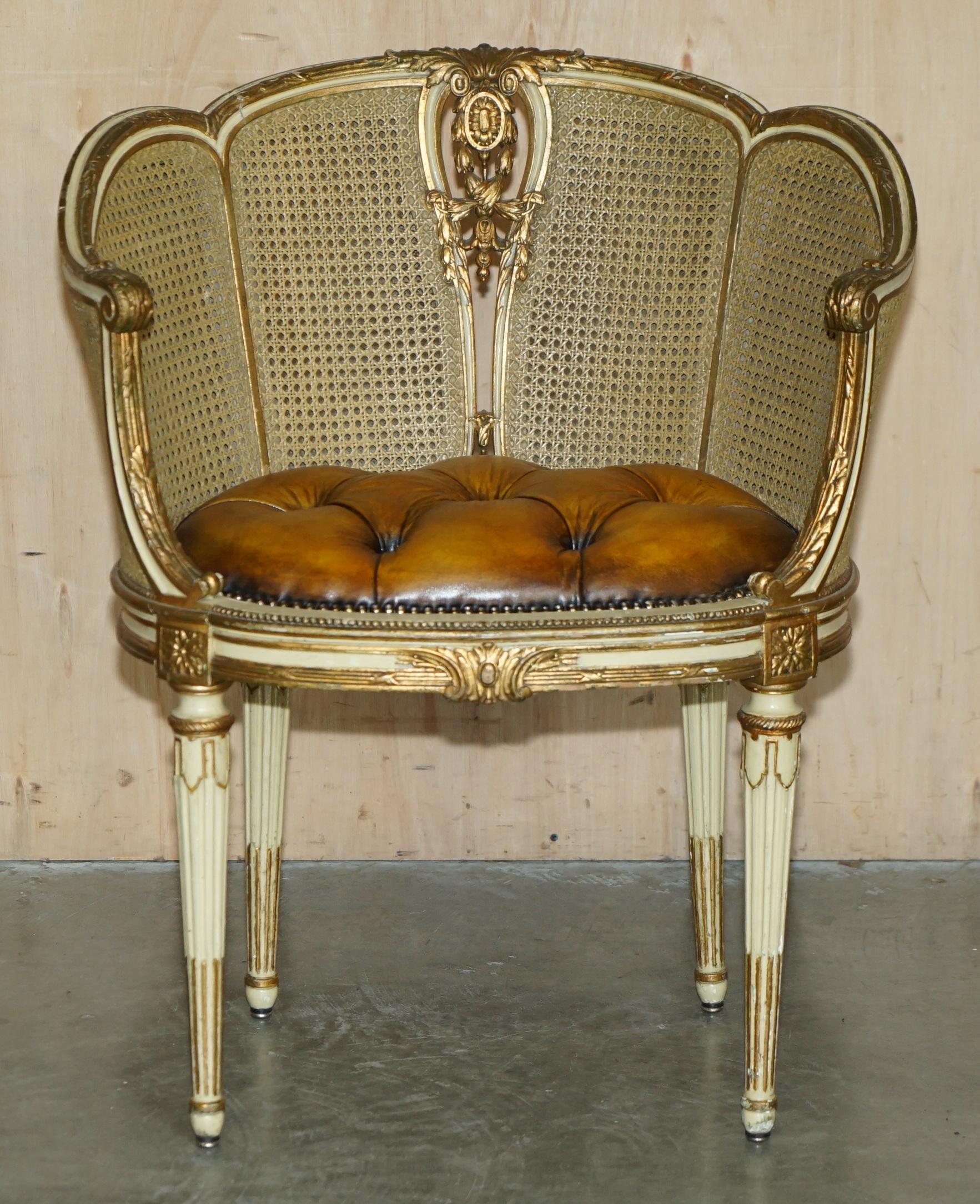 Francese COPPIA DI POLTRONE Chesterfield RESTAURATE IN PELLE FRANCA CIR 1880 BERGERE in vendita