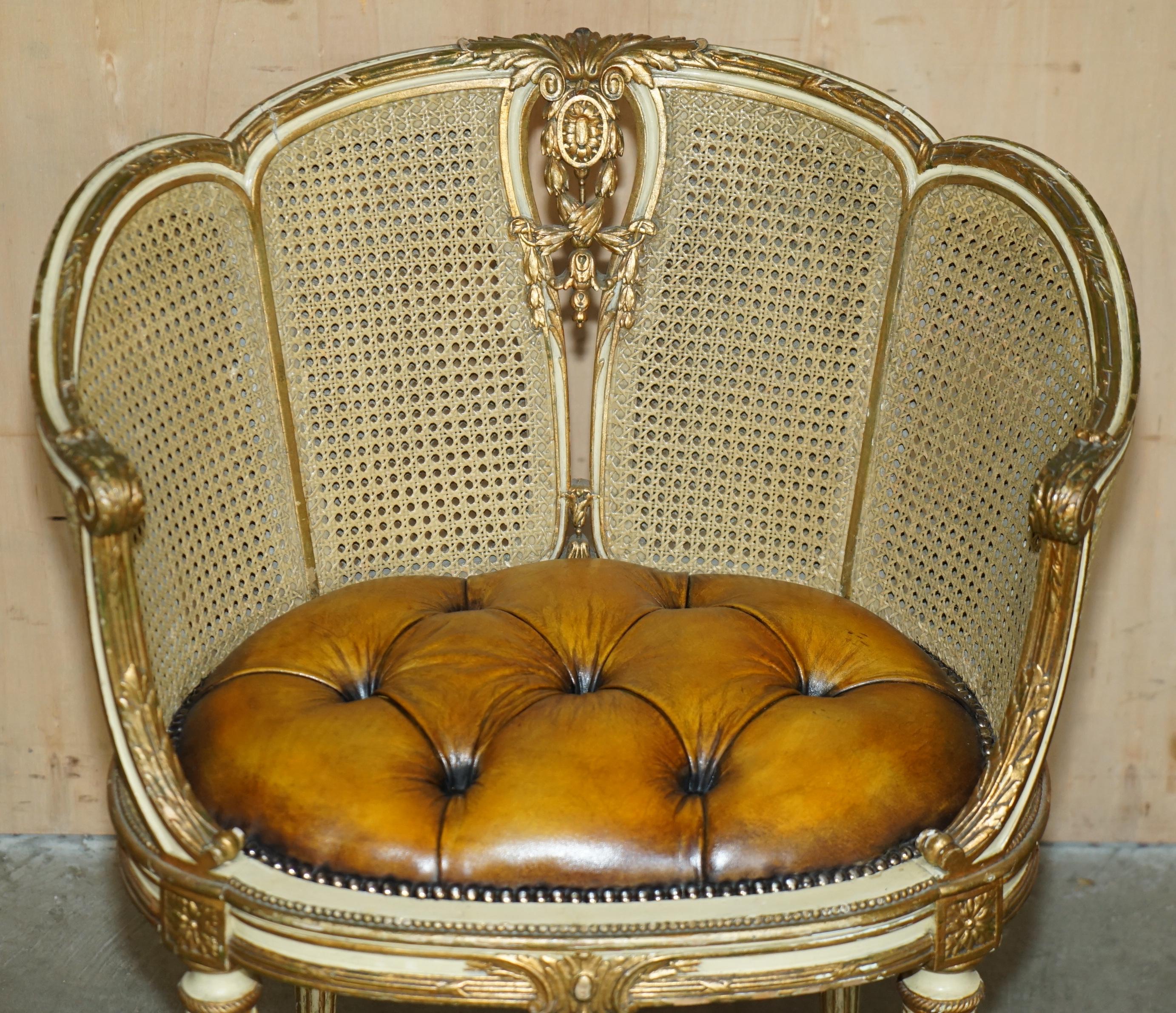 Fatto a mano COPPIA DI POLTRONE Chesterfield RESTAURATE IN PELLE FRANCA CIR 1880 BERGERE in vendita
