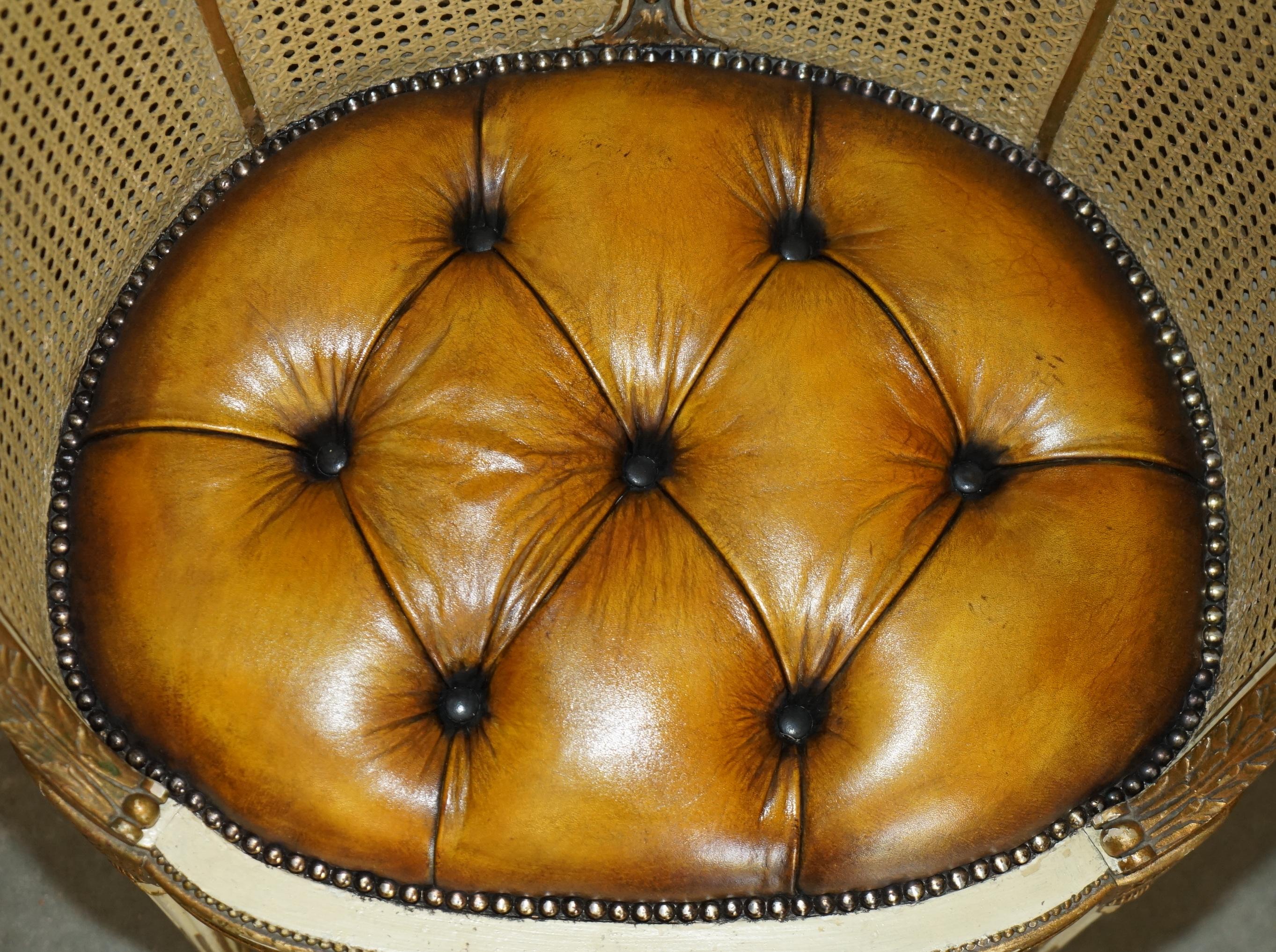Pelle COPPIA DI POLTRONE Chesterfield RESTAURATE IN PELLE FRANCA CIR 1880 BERGERE in vendita