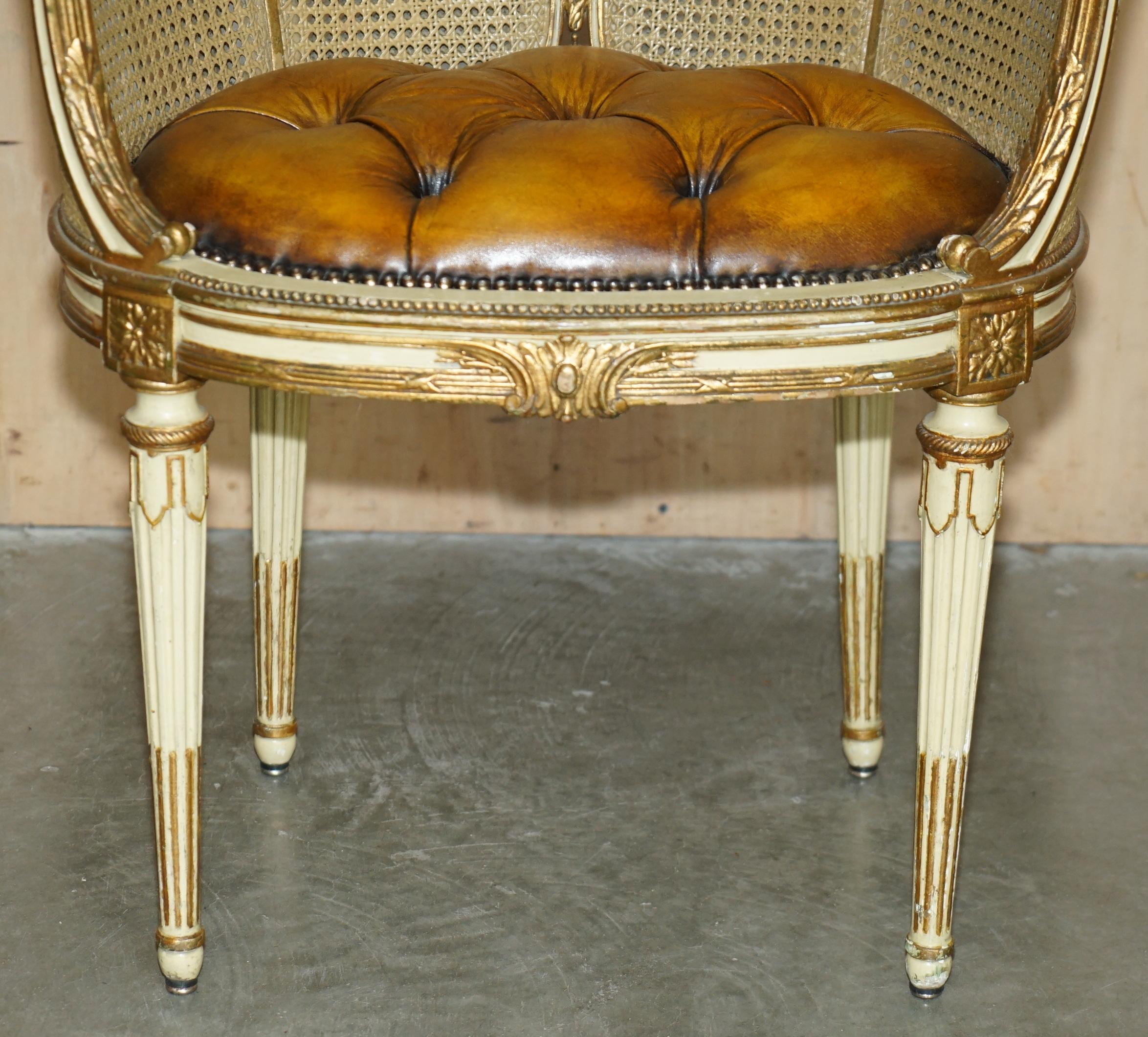 COPPIA DI POLTRONE Chesterfield RESTAURATE IN PELLE FRANCA CIR 1880 BERGERE in vendita 1