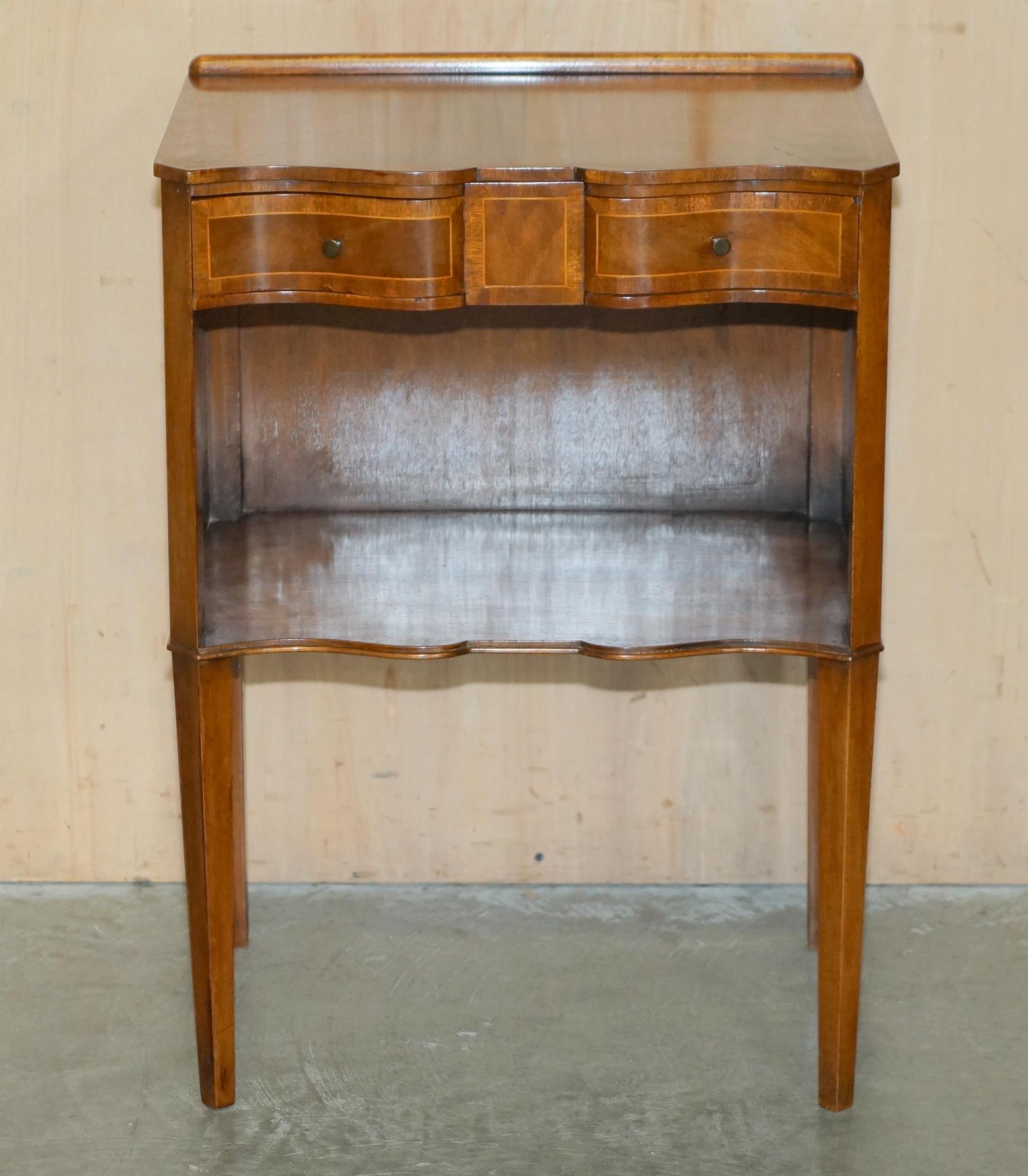 PAiR OF ANTIQUE RESTORED SERPENTINE FRONTED FLAMED HARDWOOD SIDE END LAMP TABLES For Sale 11