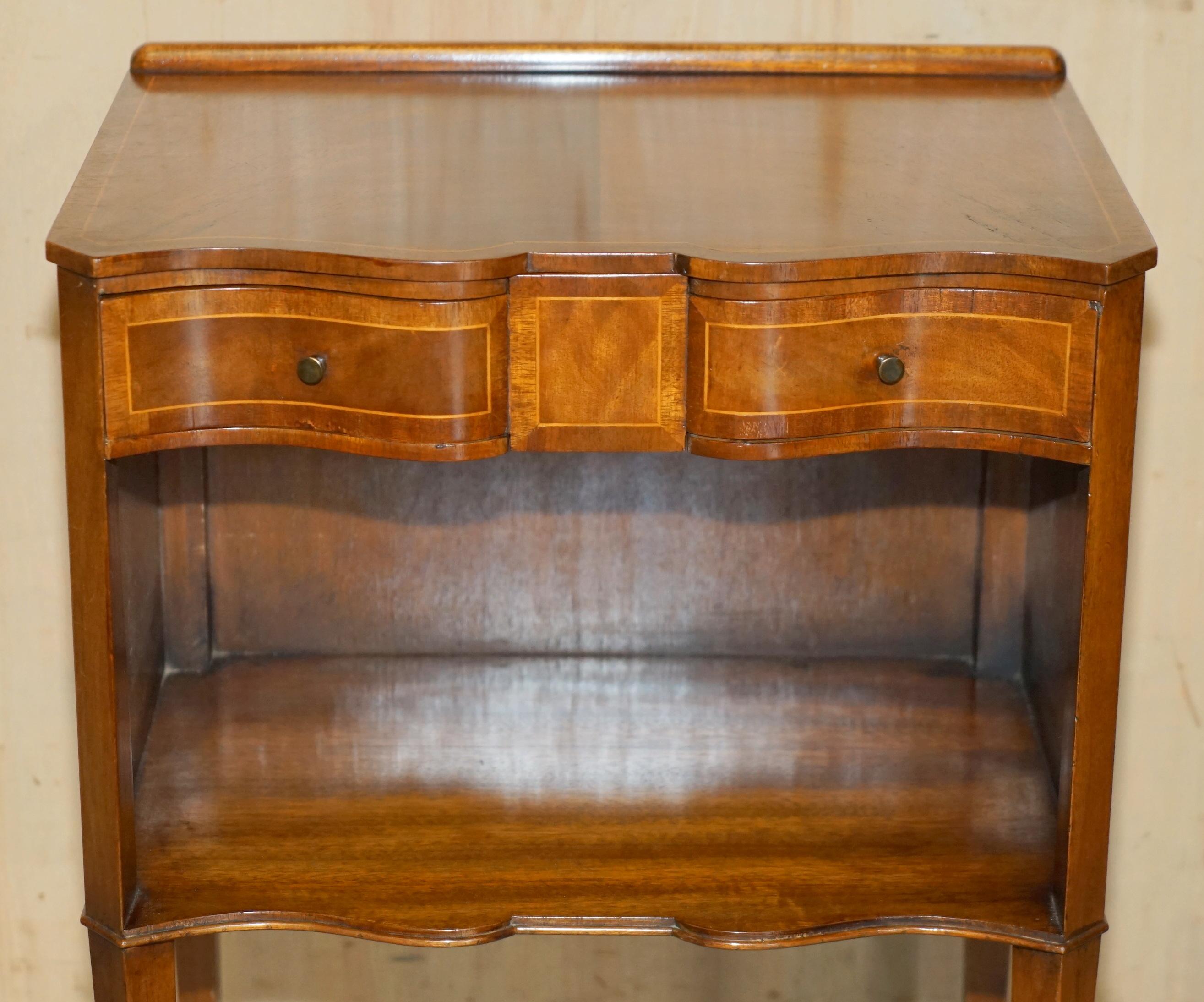 PAiR OF ANTIQUE RESTORED SERPENTINE FRONTED FLAMED HARDWOOD SIDE END LAMP TABLES For Sale 12