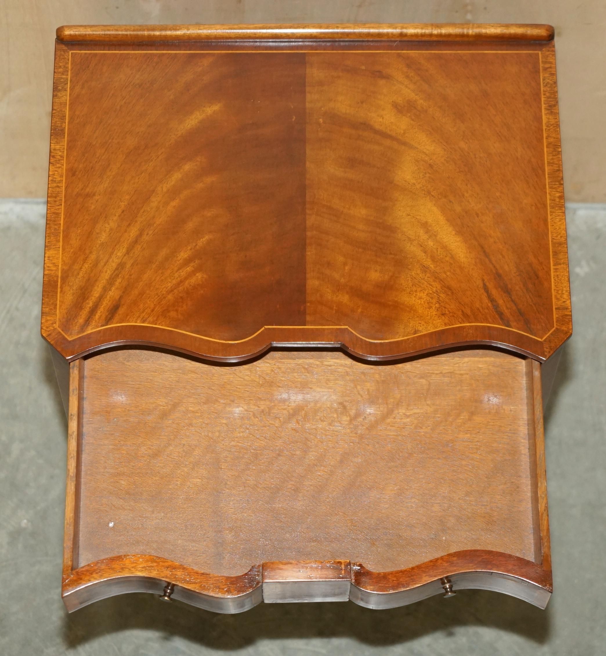 PAiR OF ANTIQUE RESTORED SERPENTINE FRONTED FLAMED HARDWOOD SIDE END LAMP TABLES For Sale 9