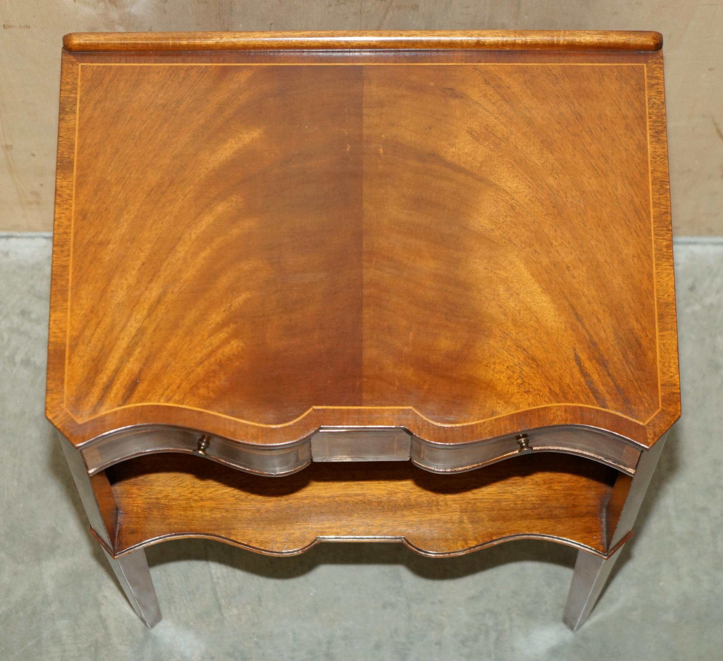 PAiR OF ANTIQUE RESTORED SERPENTINE FRONTED FLAMED HARDWOOD SIDE END LAMP TABLES For Sale 13