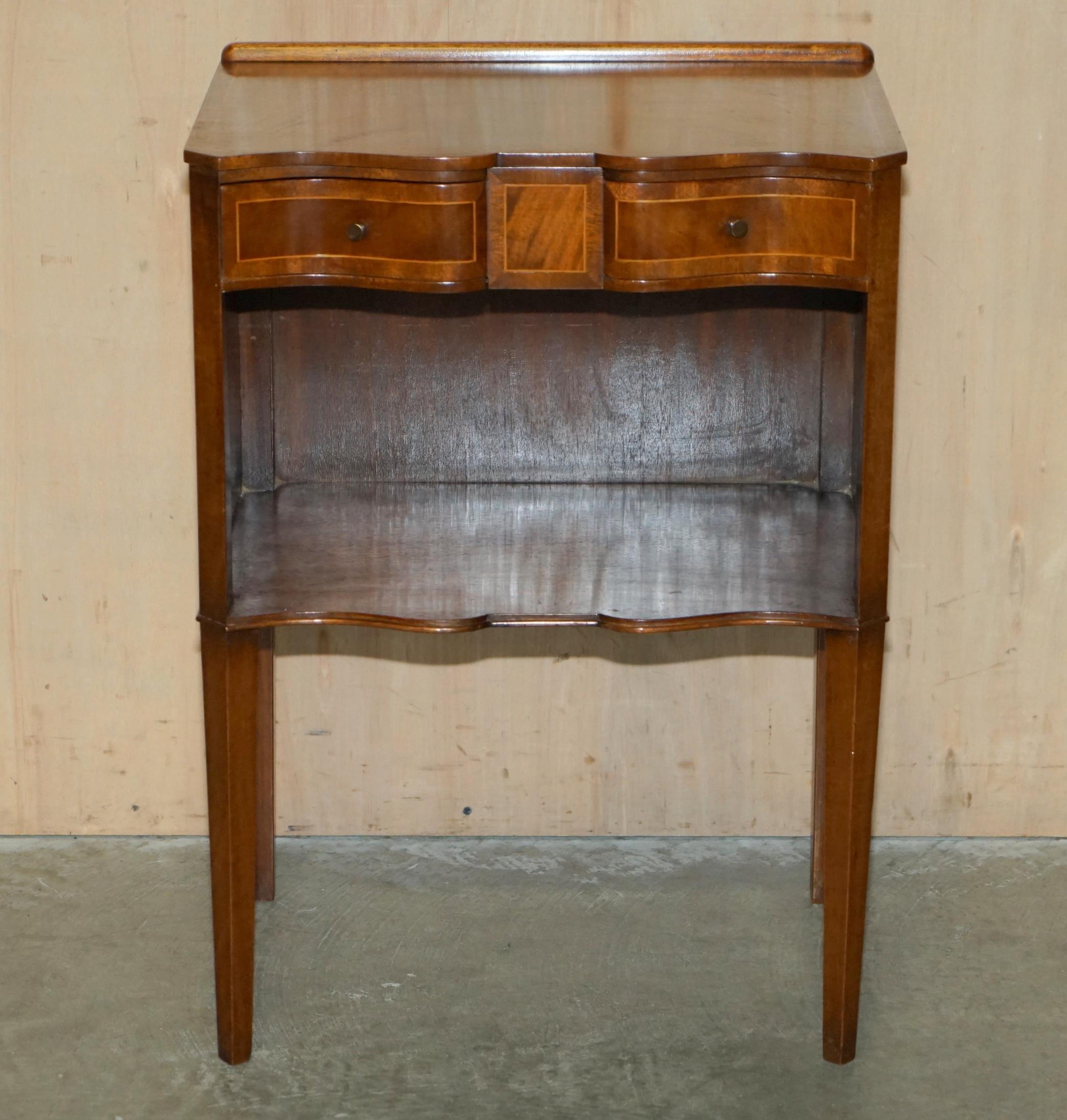 English PAiR OF ANTIQUE RESTORED SERPENTINE FRONTED FLAMED HARDWOOD SIDE END LAMP TABLES For Sale
