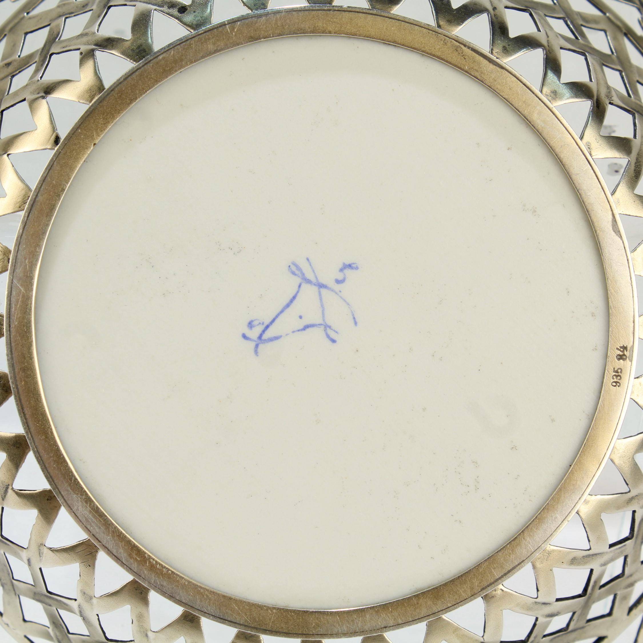 Pareja de cuencos antiguos de plata de ley reticulada con placas de porcelana de Sevres en venta 8
