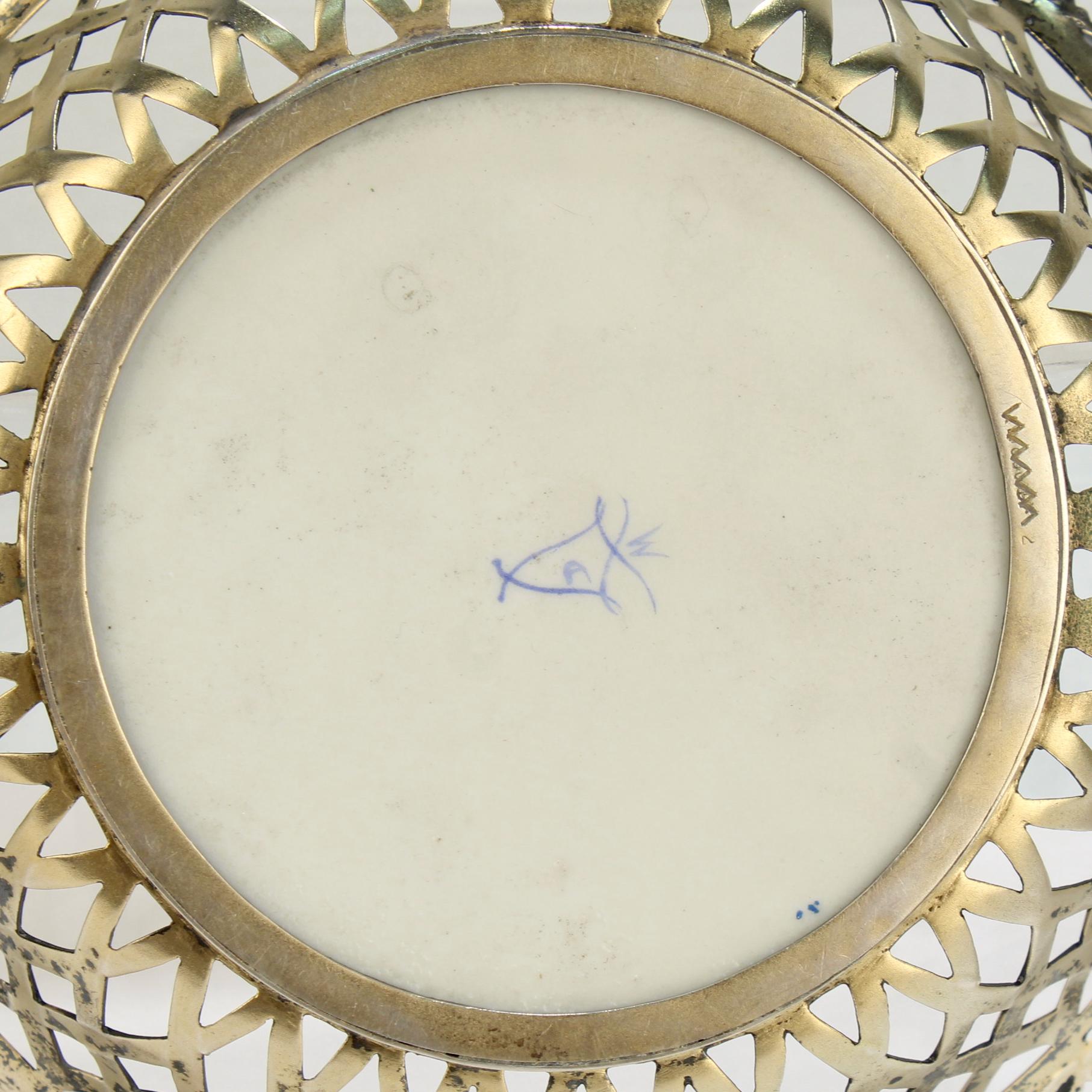 Pareja de cuencos antiguos de plata de ley reticulada con placas de porcelana de Sevres en venta 9