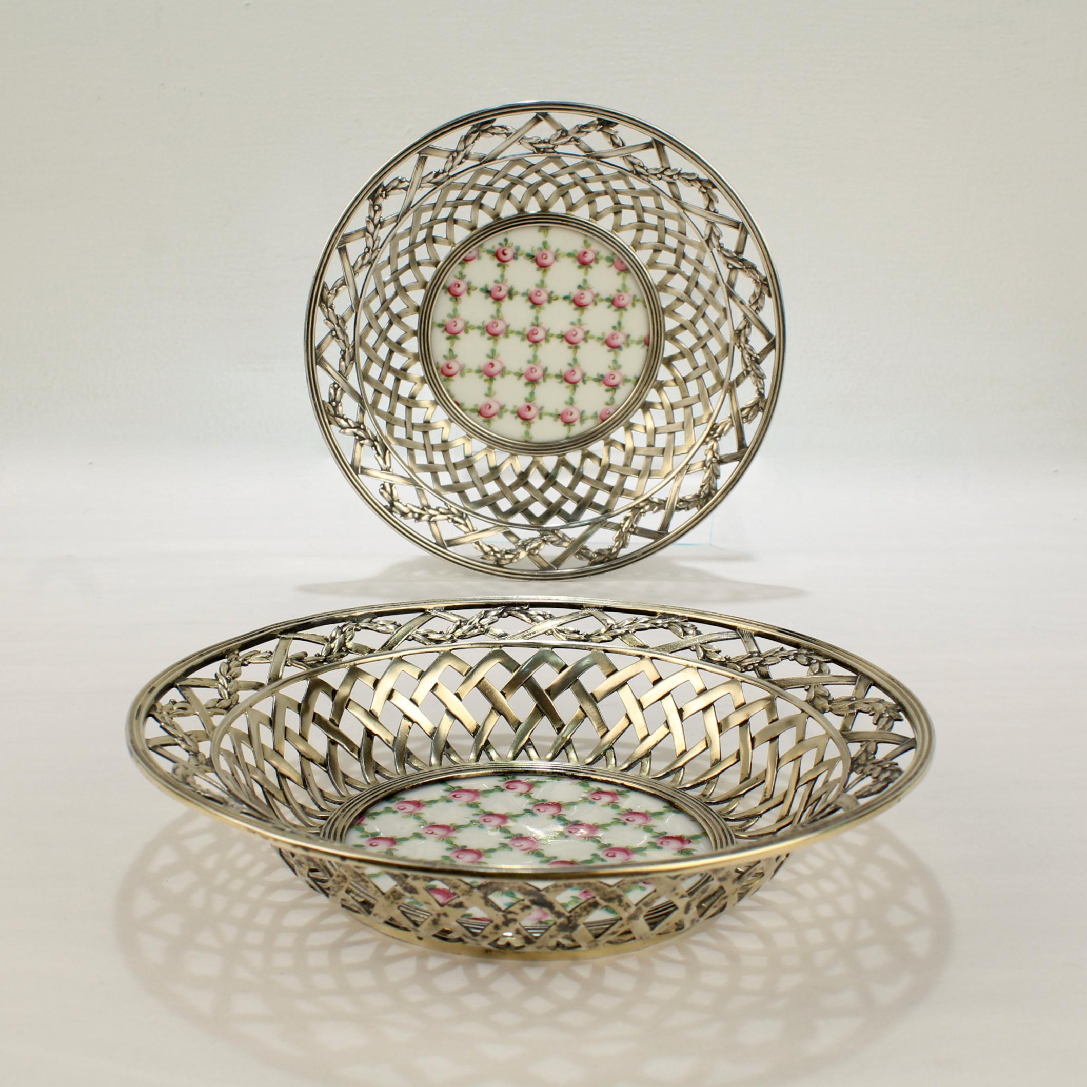 Paar antike netzförmige Schalen aus Sterlingsilber mit Sevres-Porzellanplaketten (Belle Époque) im Angebot