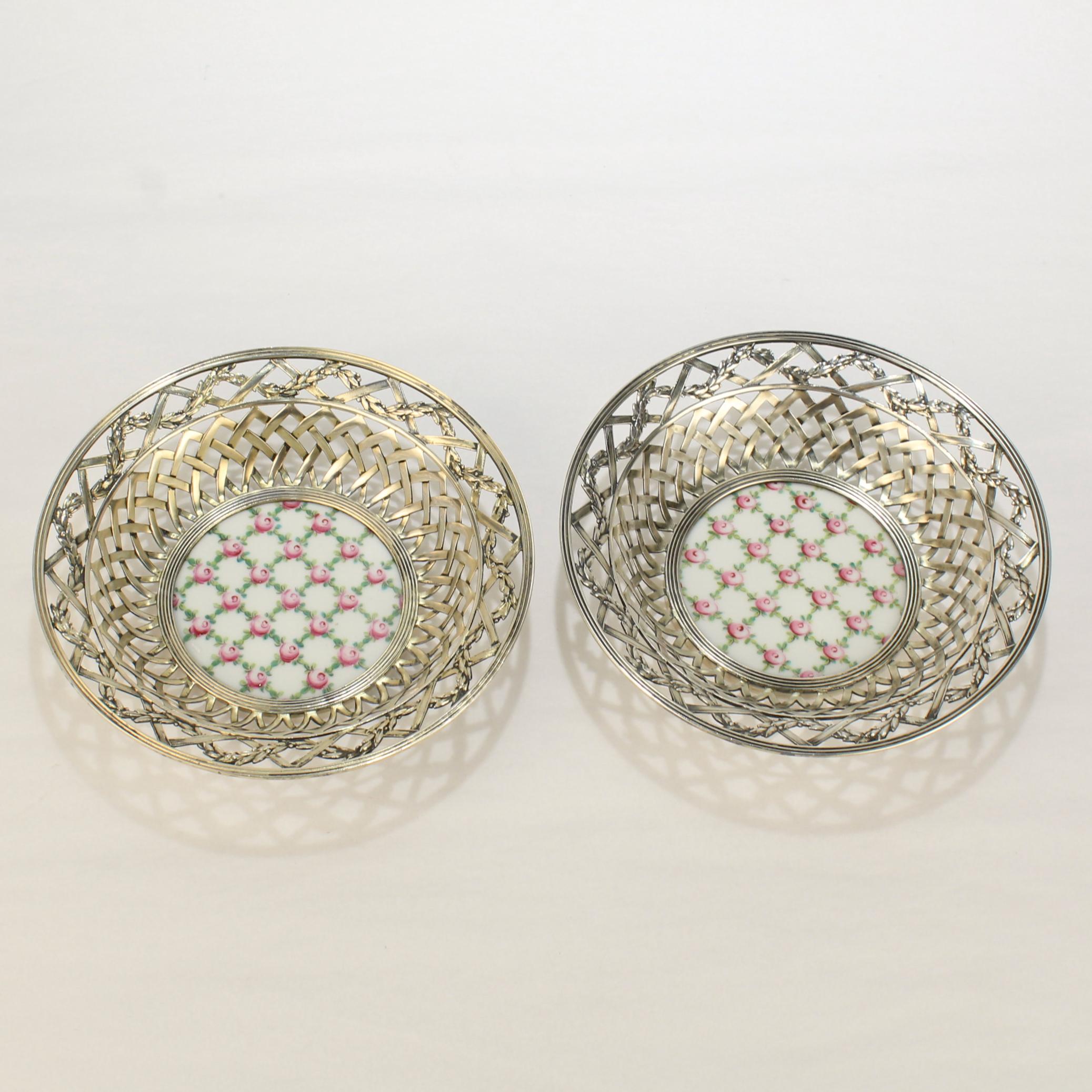 Paire d'anciens bols réticulés en argent sterling avec plaques en porcelaine de Sèvres en vente 2