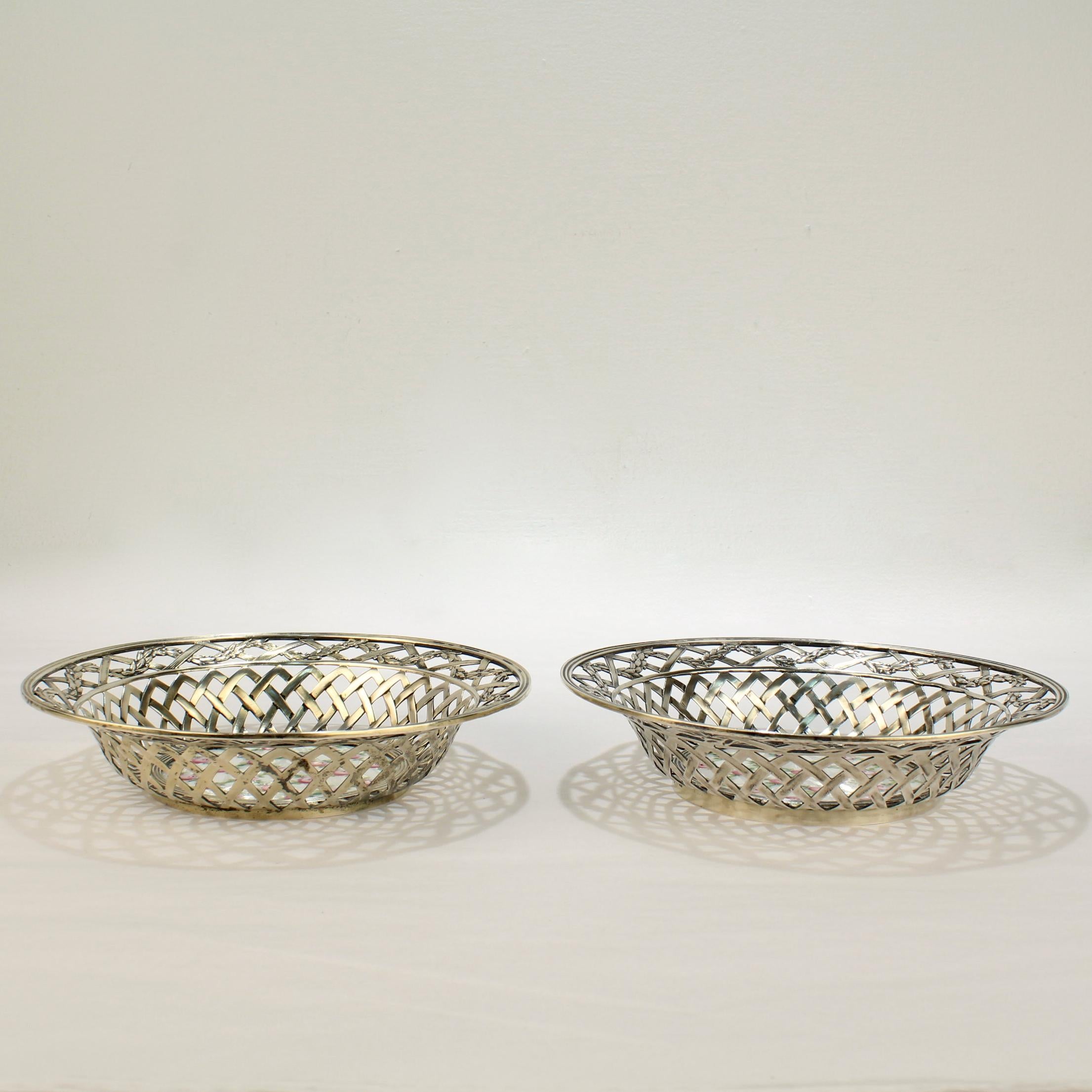 Pareja de cuencos antiguos de plata de ley reticulada con placas de porcelana de Sevres en venta 4